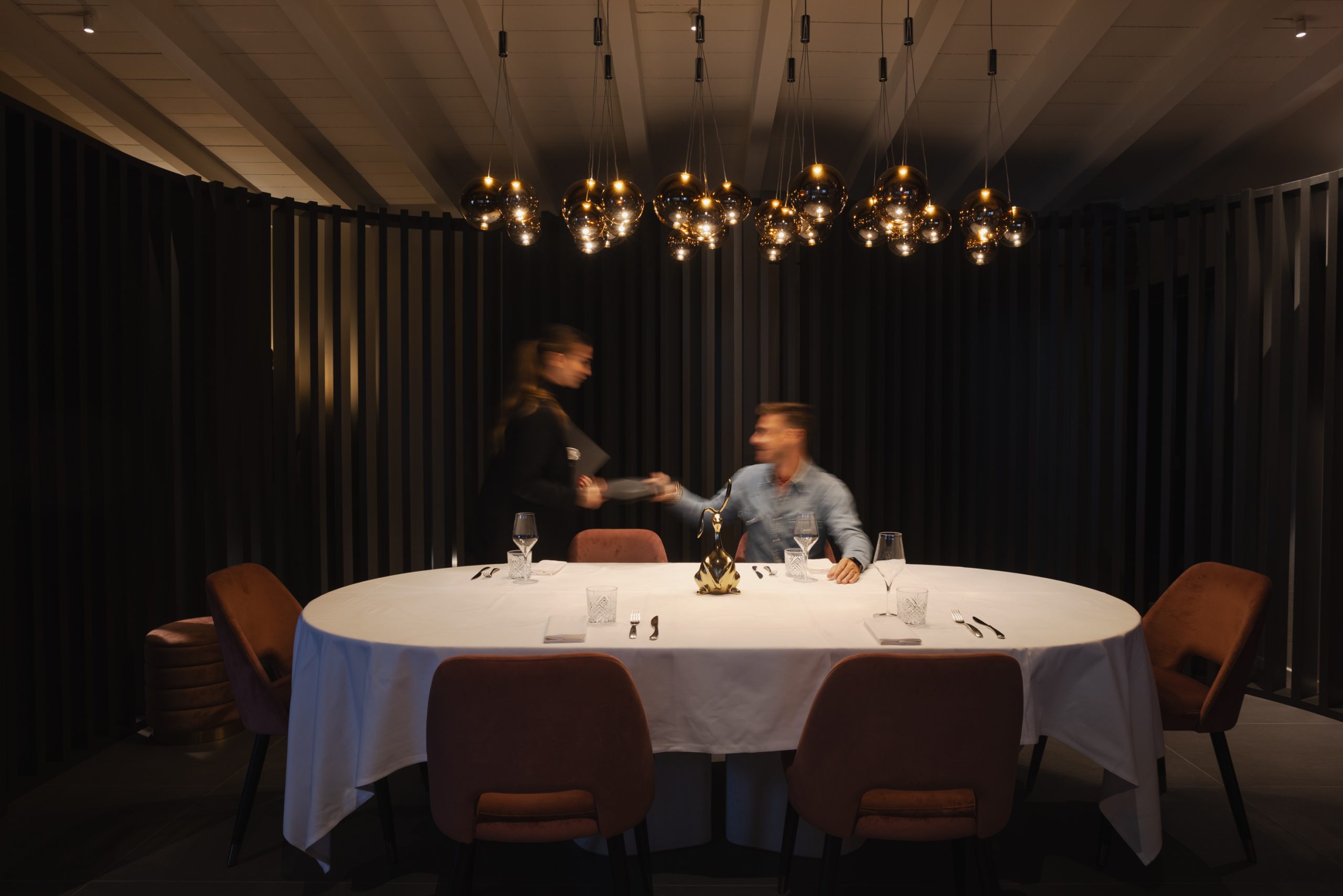 Facciata condominiale illuminata con faretti incassati