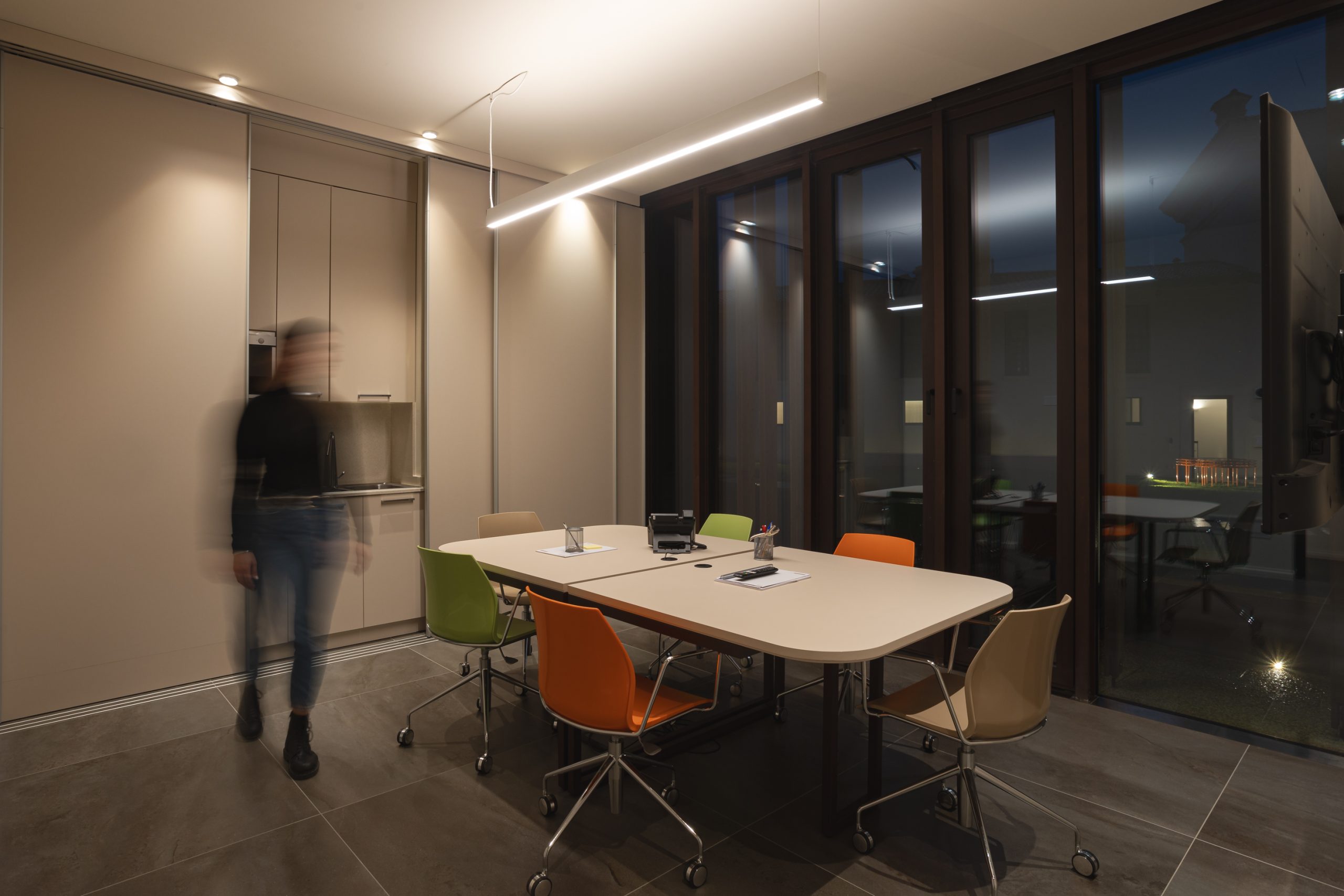 Piccola sala riunioni illuminata con sospensione led