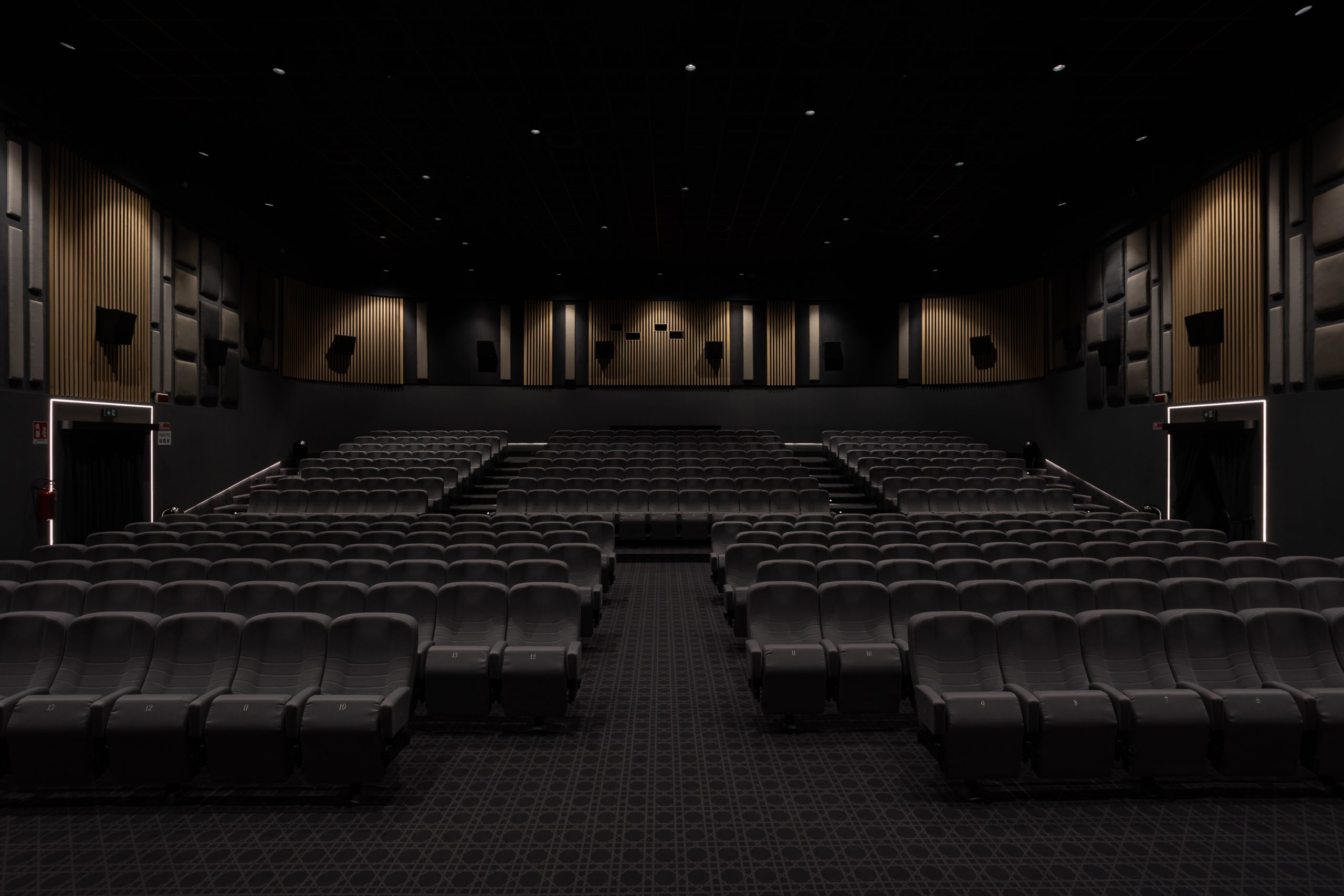 Sistema di illuminazione domotica per un teatro polifunzionale