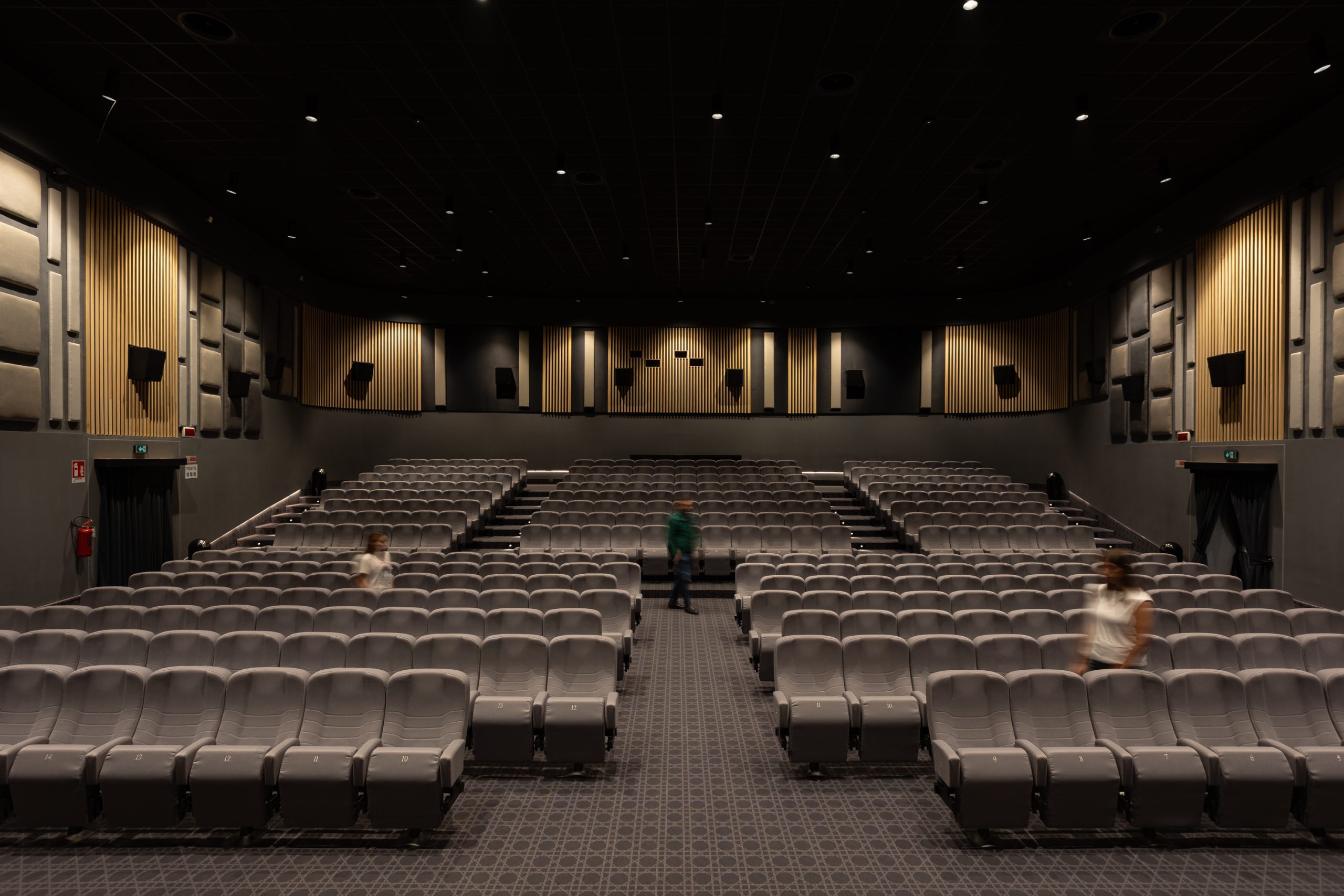 Veduta interna della sala cinema con illuminazione su misura