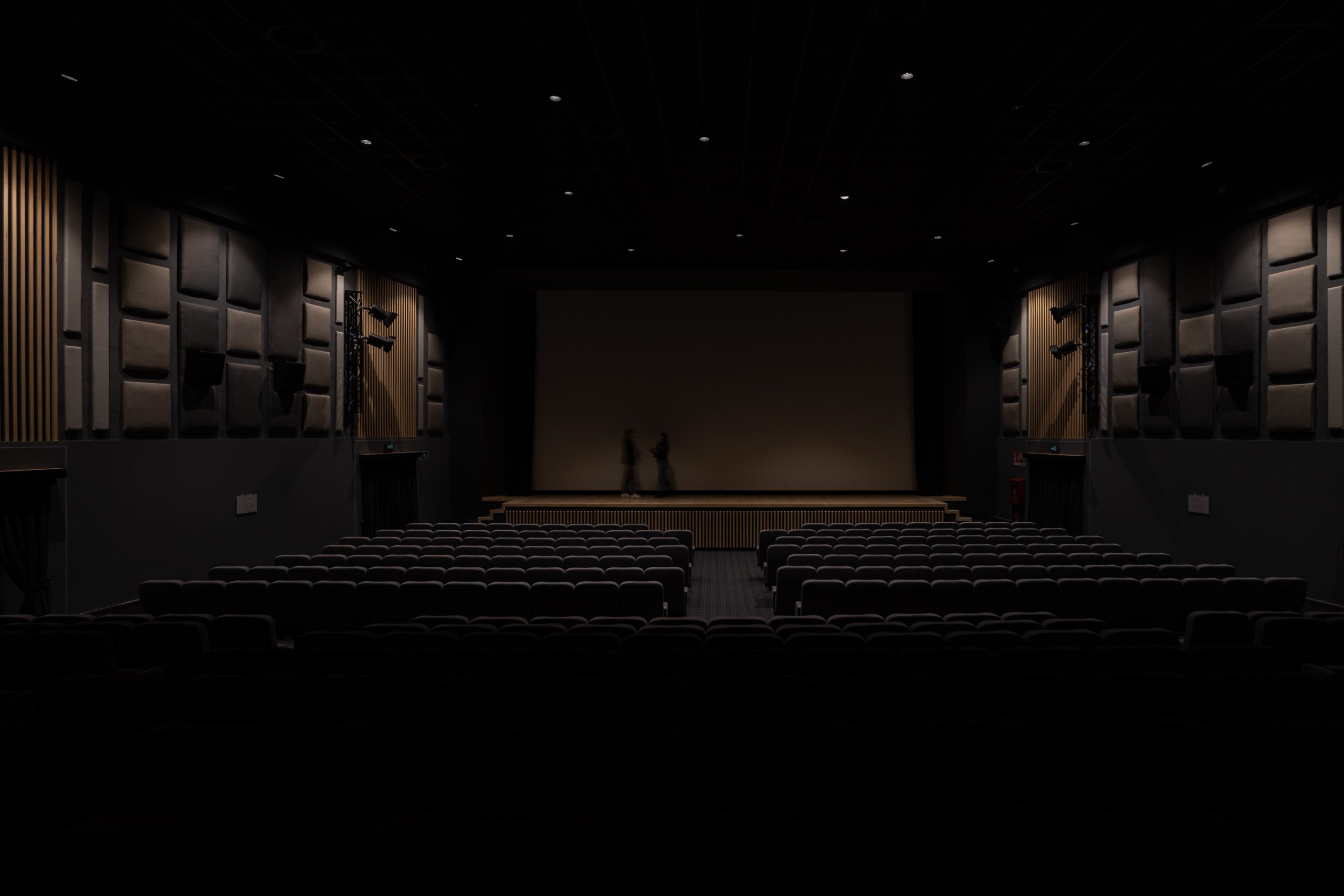 Scenario luminoso per conferenze al Cinema Teatro Corallo