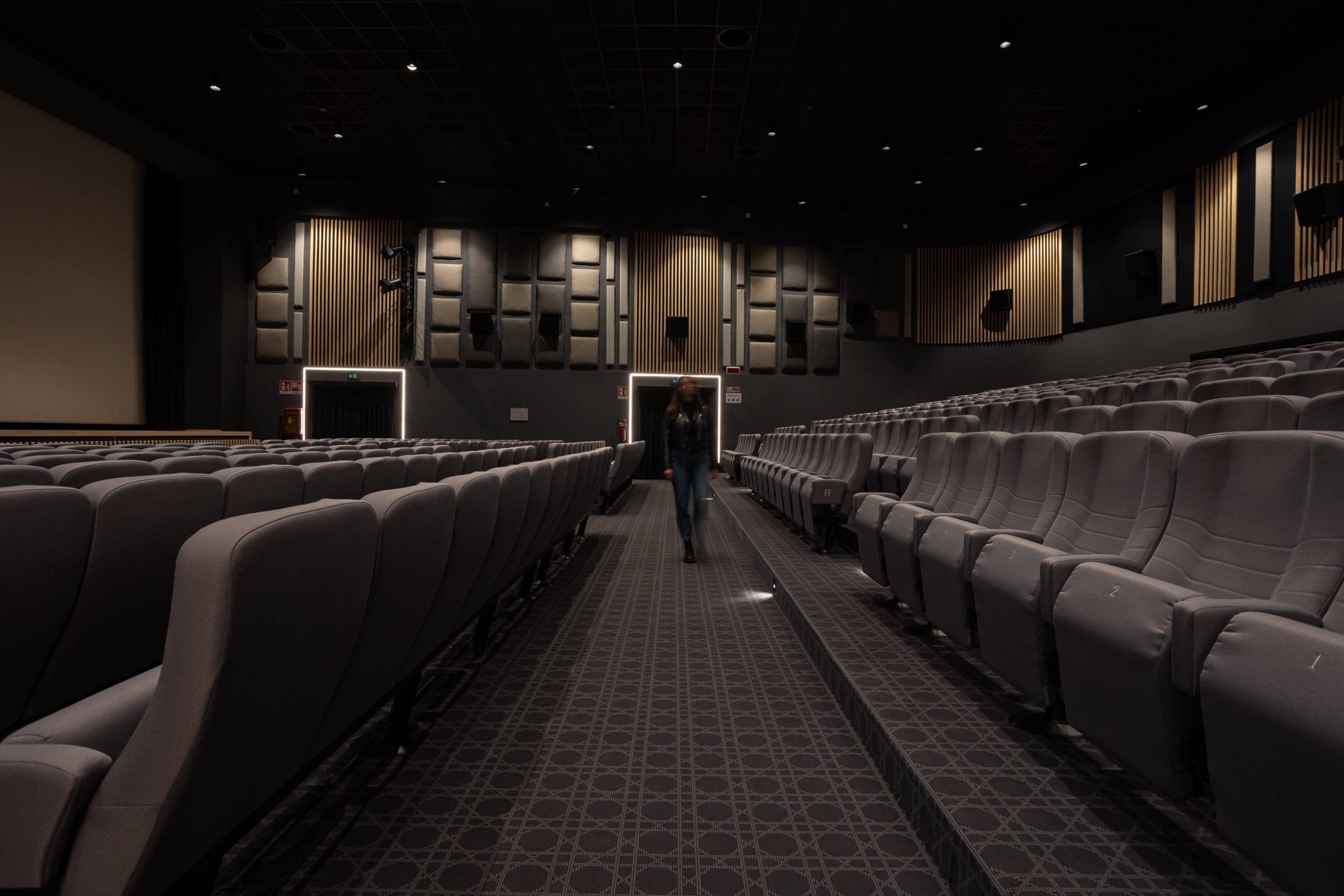Luci accese in sala per l’ingresso degli spettatori a teatro