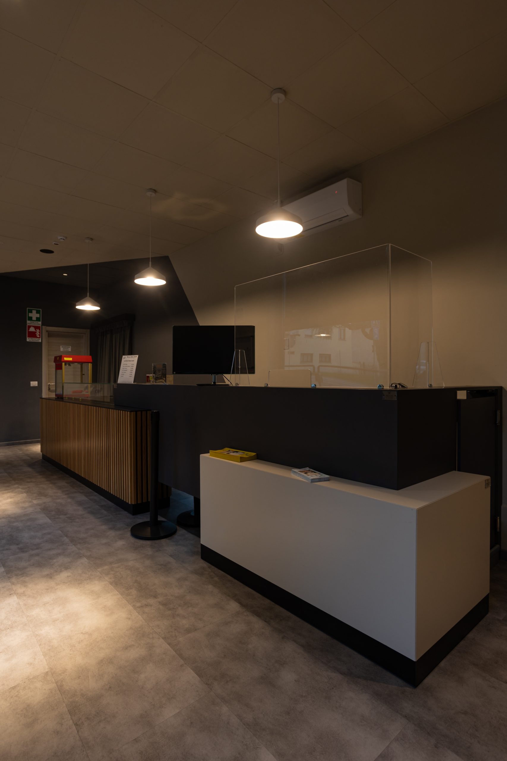 Biglietteria cinema illuminata con sospensioni Linea Light