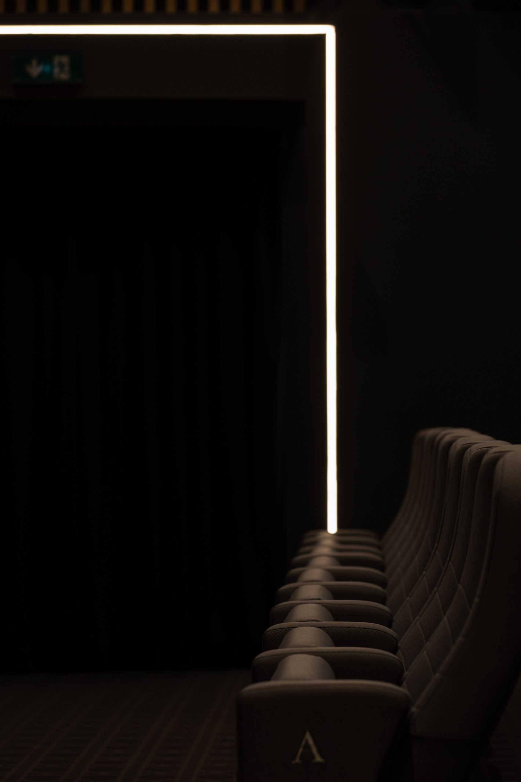 illuminazione d'emergenza con strisce led per uscite cinema