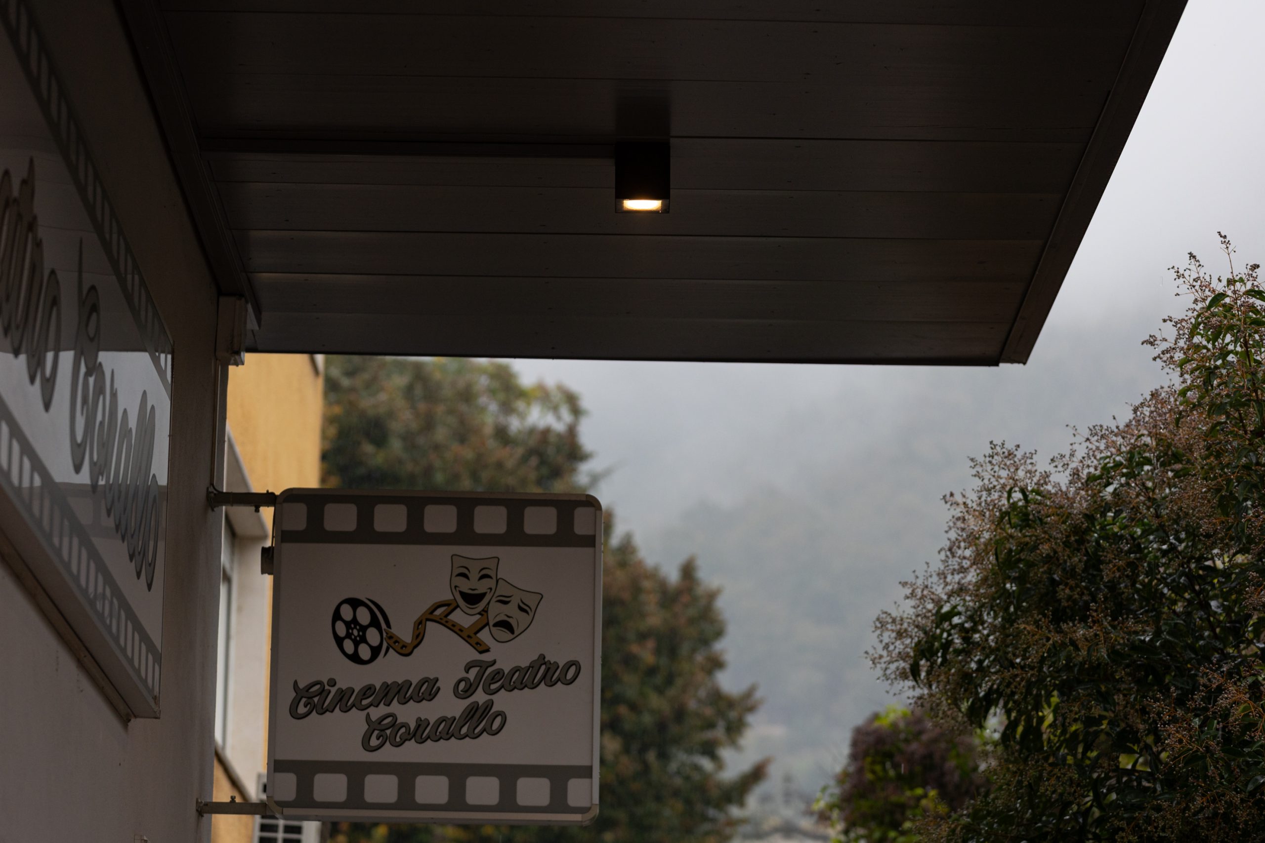 Entrata del cinema illuminata con faretti da esterno.
