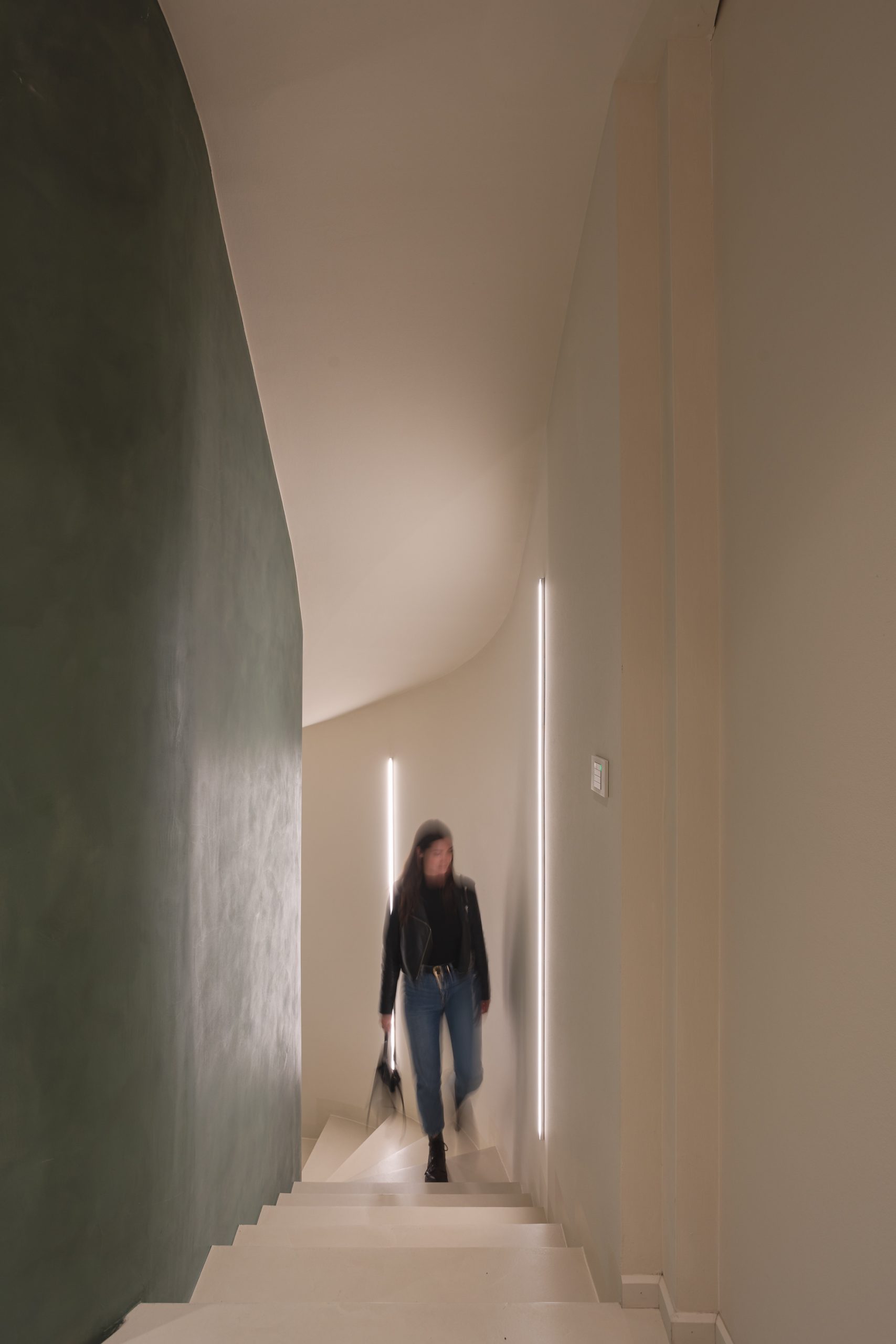 Luci accese in sala per l’ingresso degli spettatori a teatro
