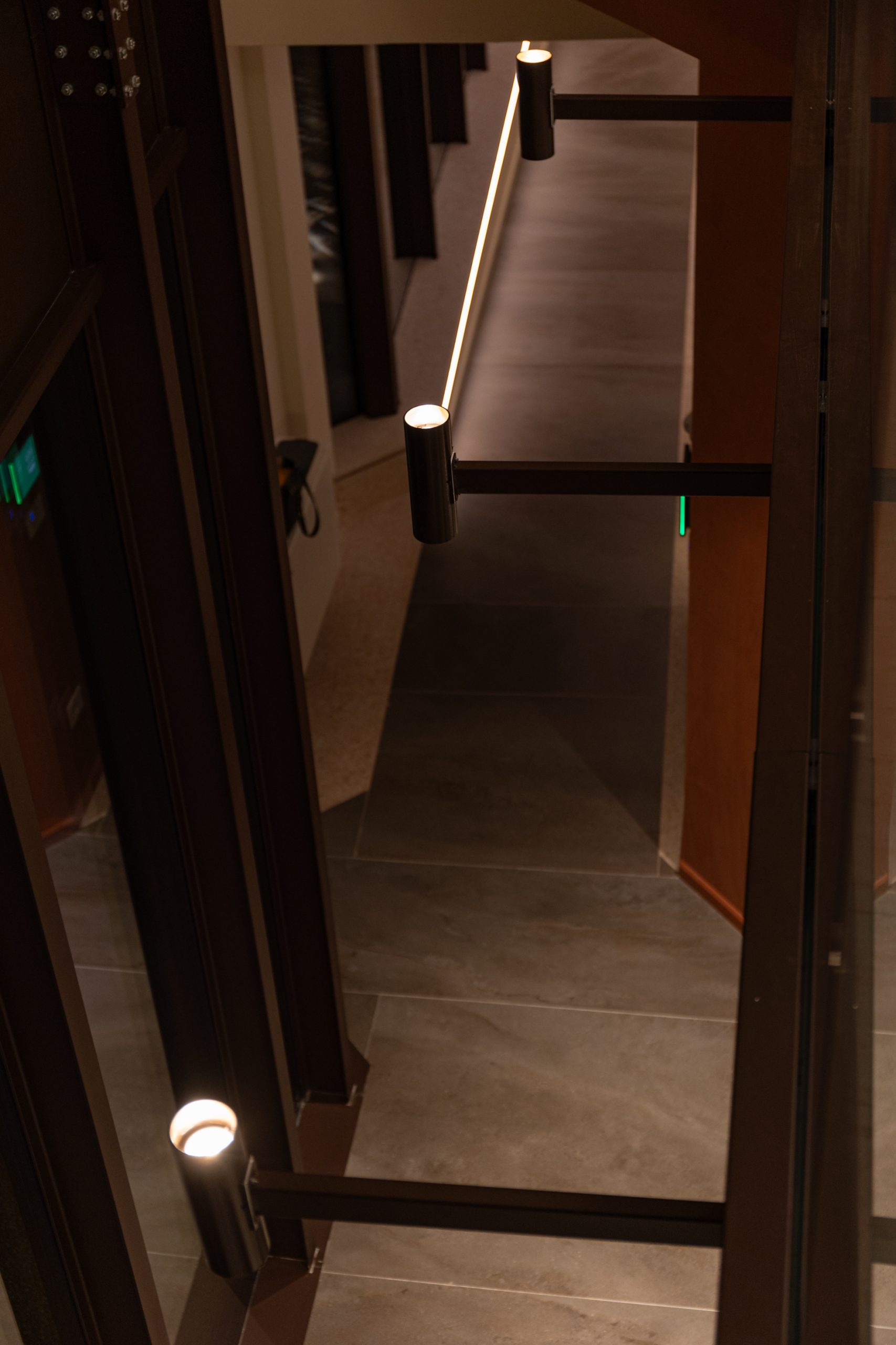 Luci accese in sala per l’ingresso degli spettatori a teatro