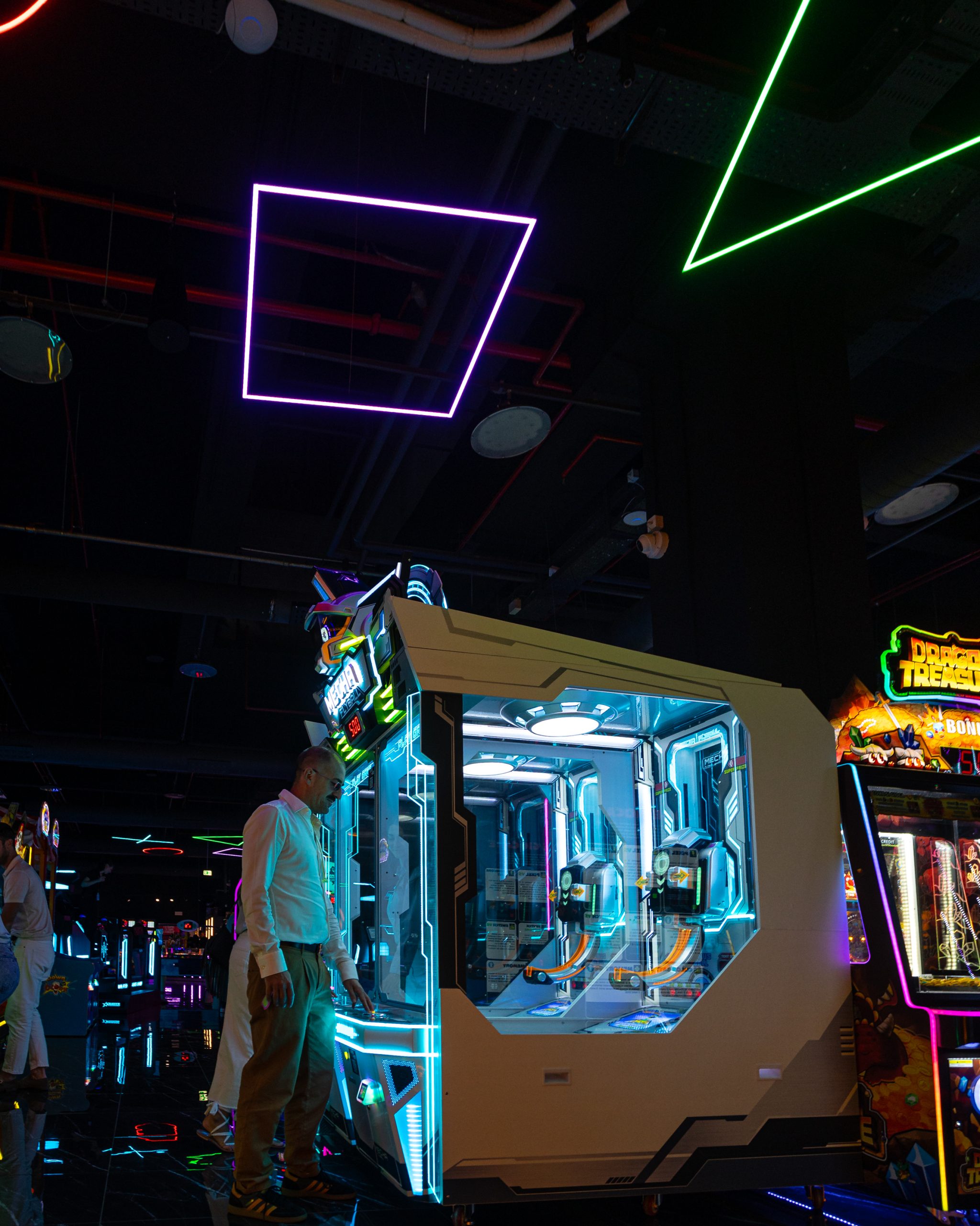 I simboli della consolle riprodotti da strisce led disegnate su misura per LOG.