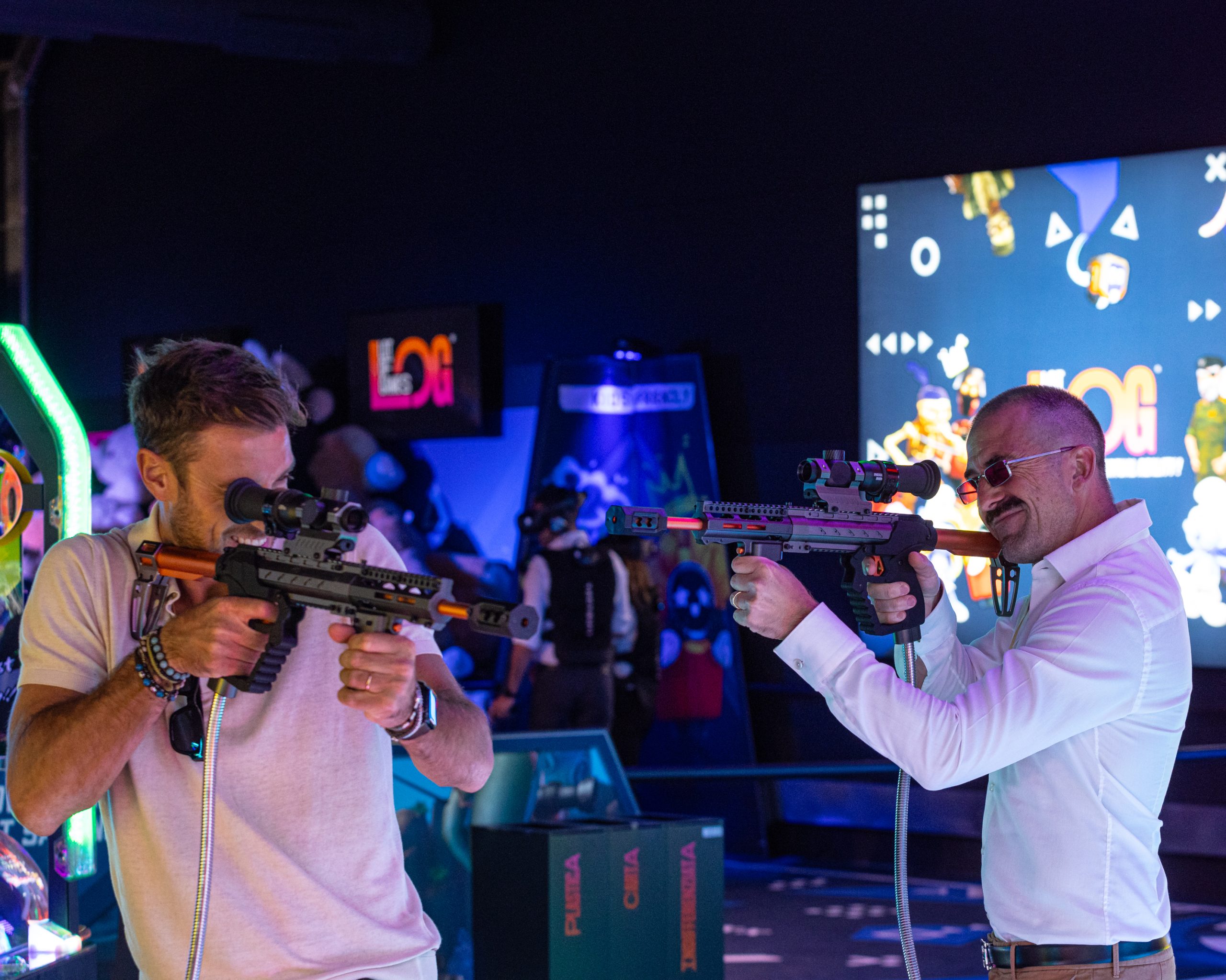 L'illuminazione dinamica con LED colorati nella sala giochi LOG di Vimercate amplifica l'energia e l'emozione dei giocatori durante il gioco.