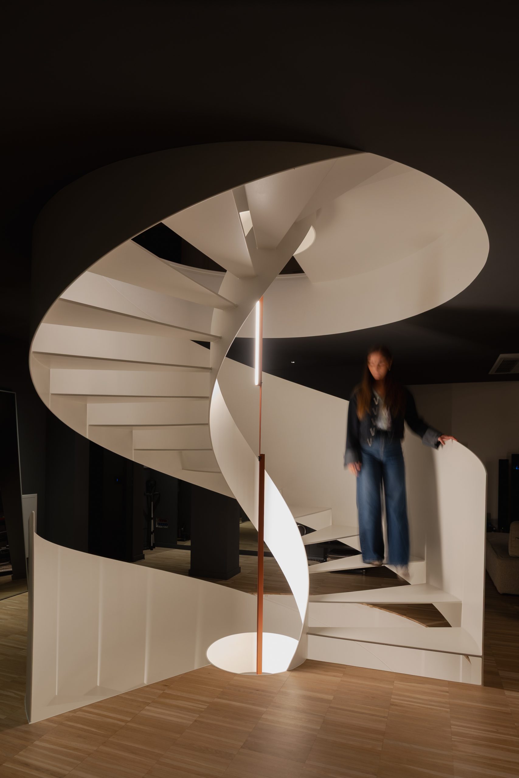 Luce d'accento con sospensioni tubolari illuminano il bancone del bar