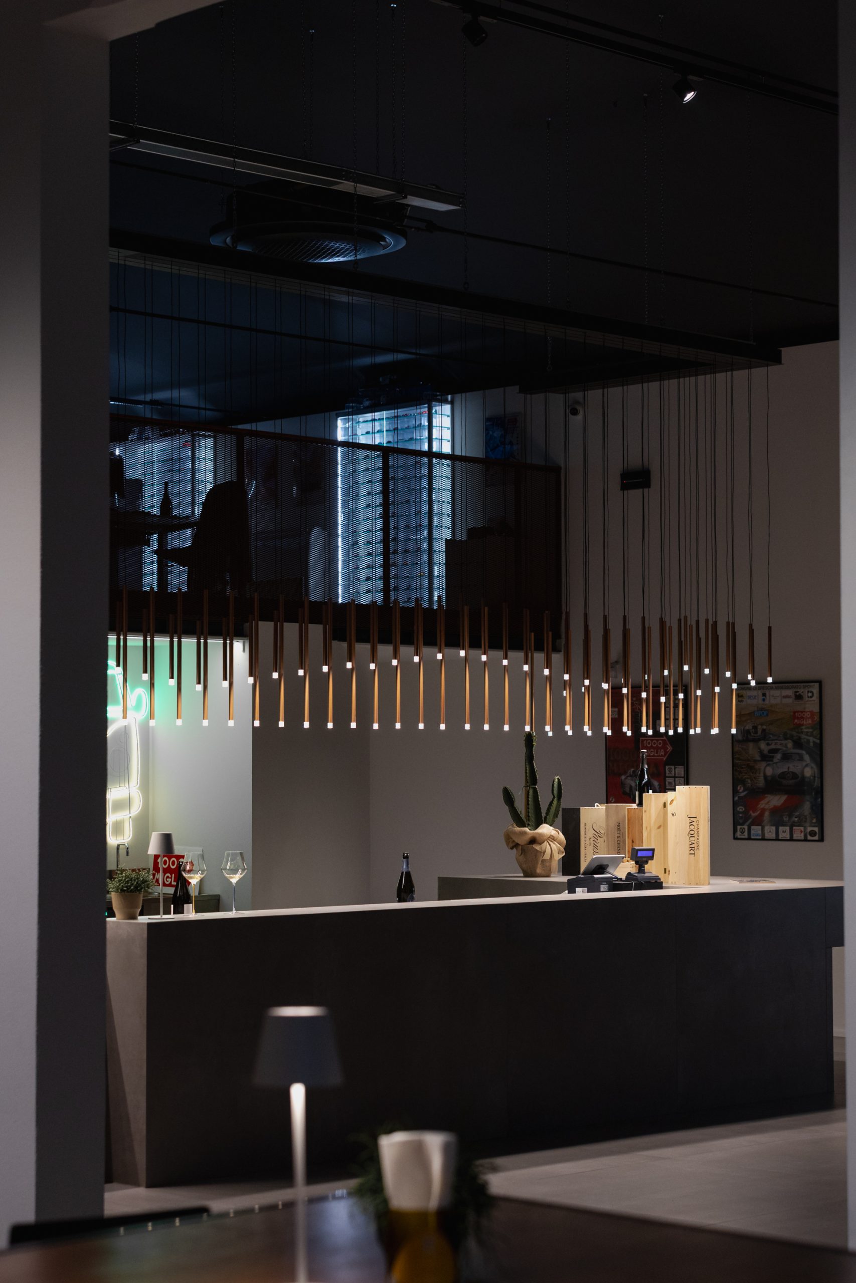 Vista del bancone illuminato del bar enoteca Decanter