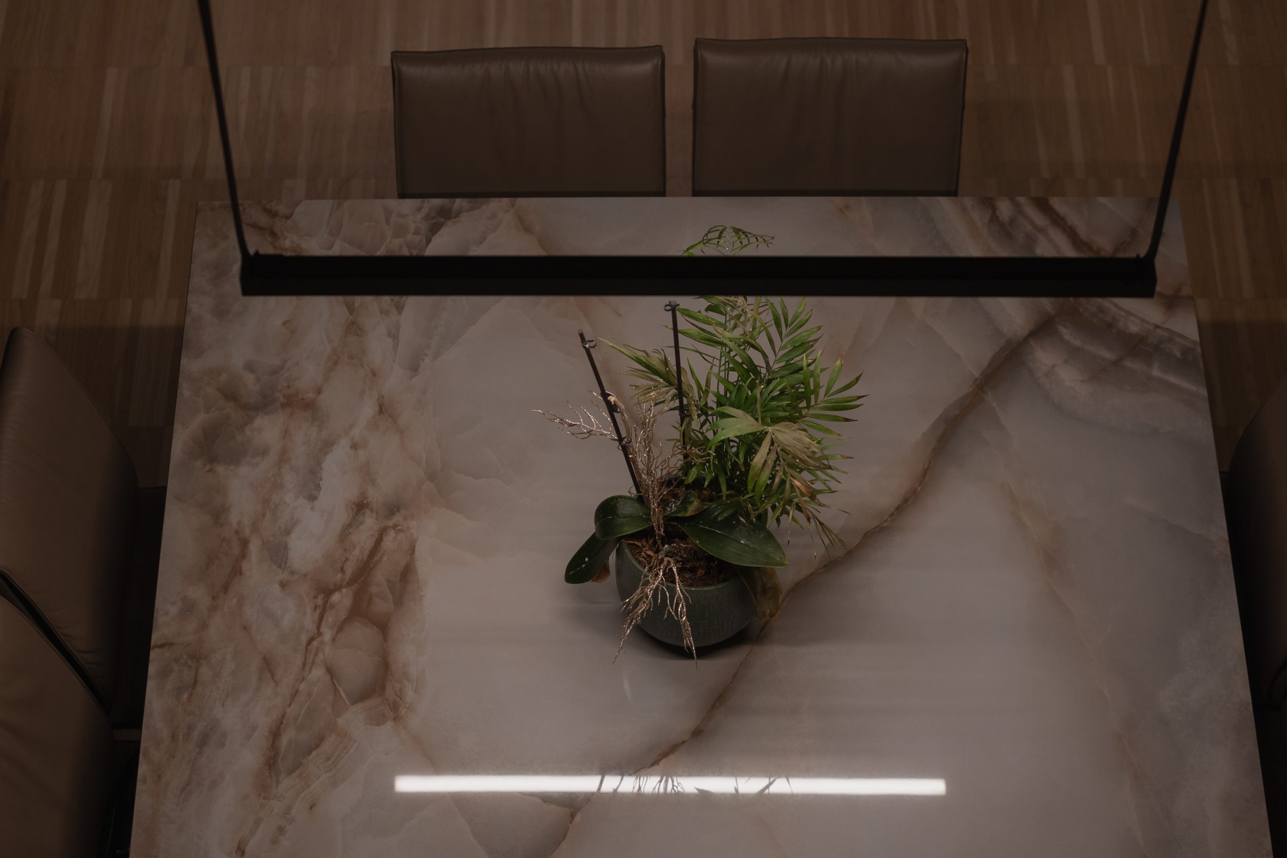 Luce d'accento con sospensioni tubolari illuminano il bancone del bar