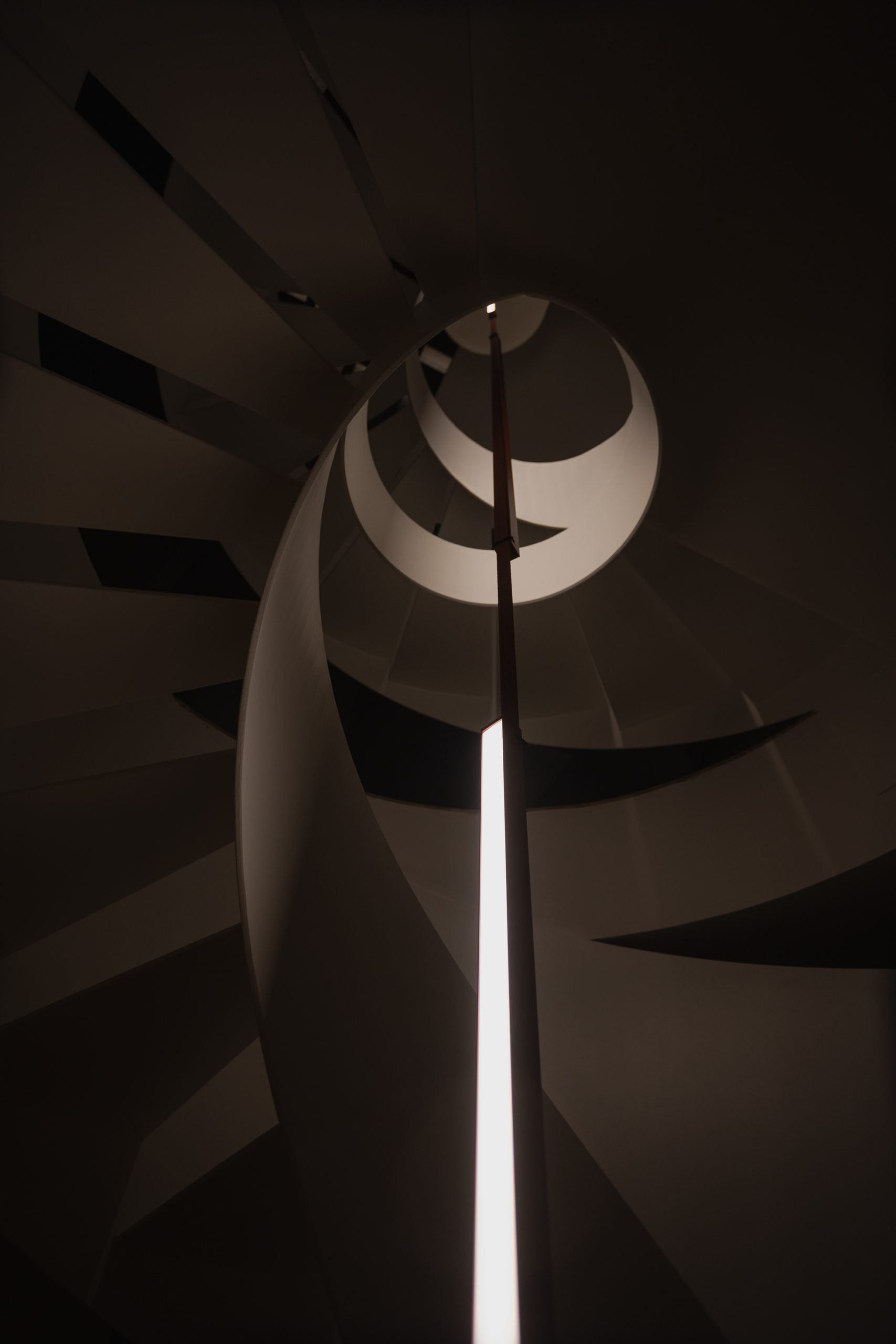 Vista del bancone illuminato del bar enoteca Decanter