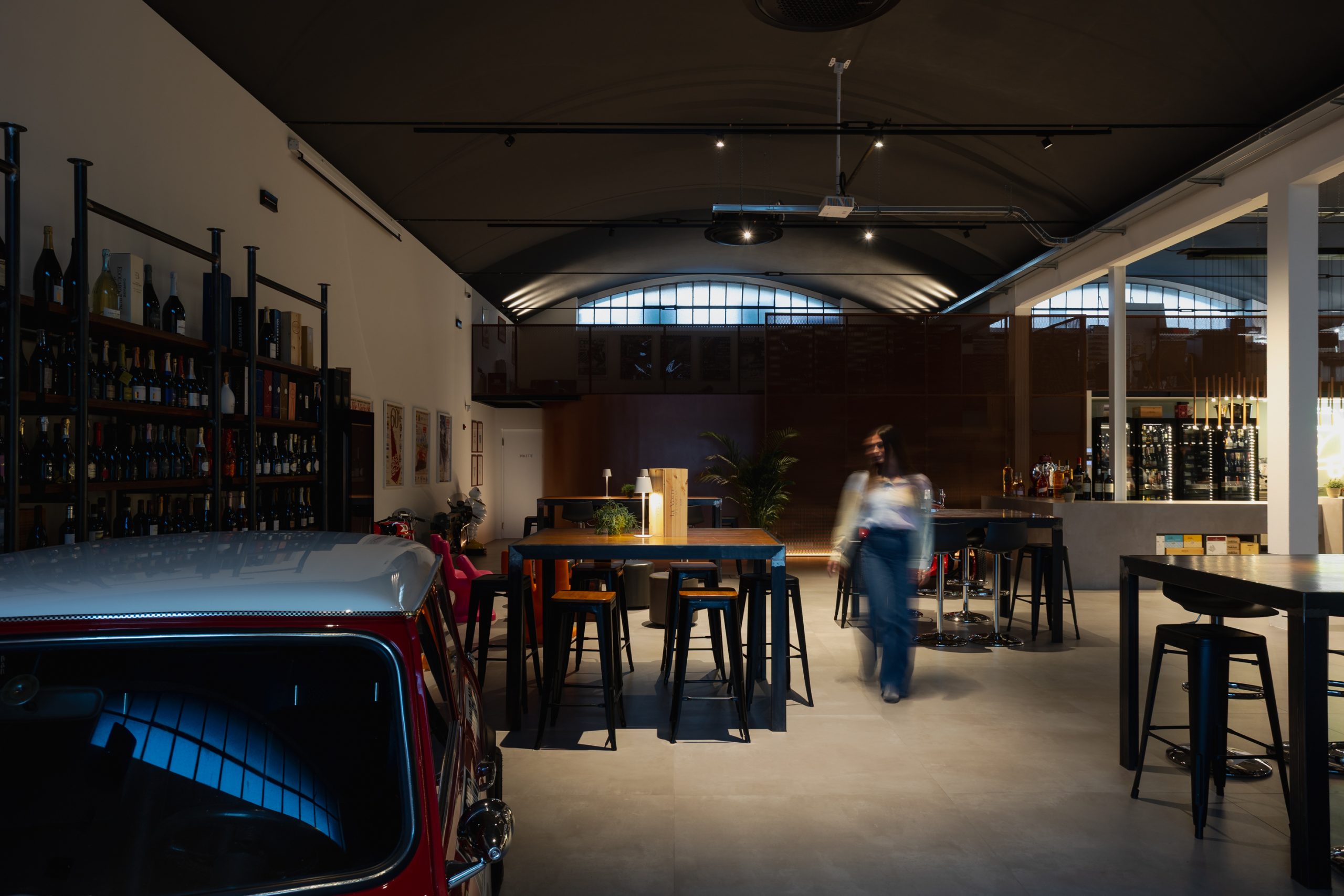 Illuminazione generale bar enoteca stile industriale con sistema di binario e proiettori sospesi