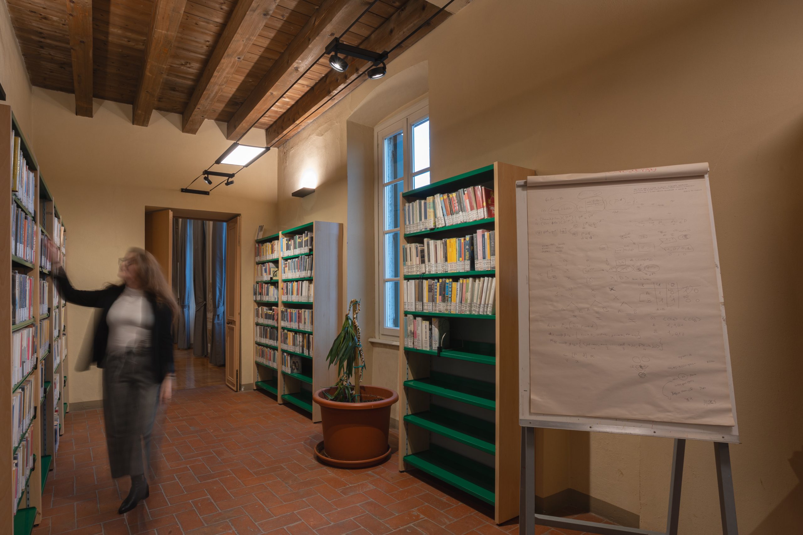illuminazione scaffali biblioteca