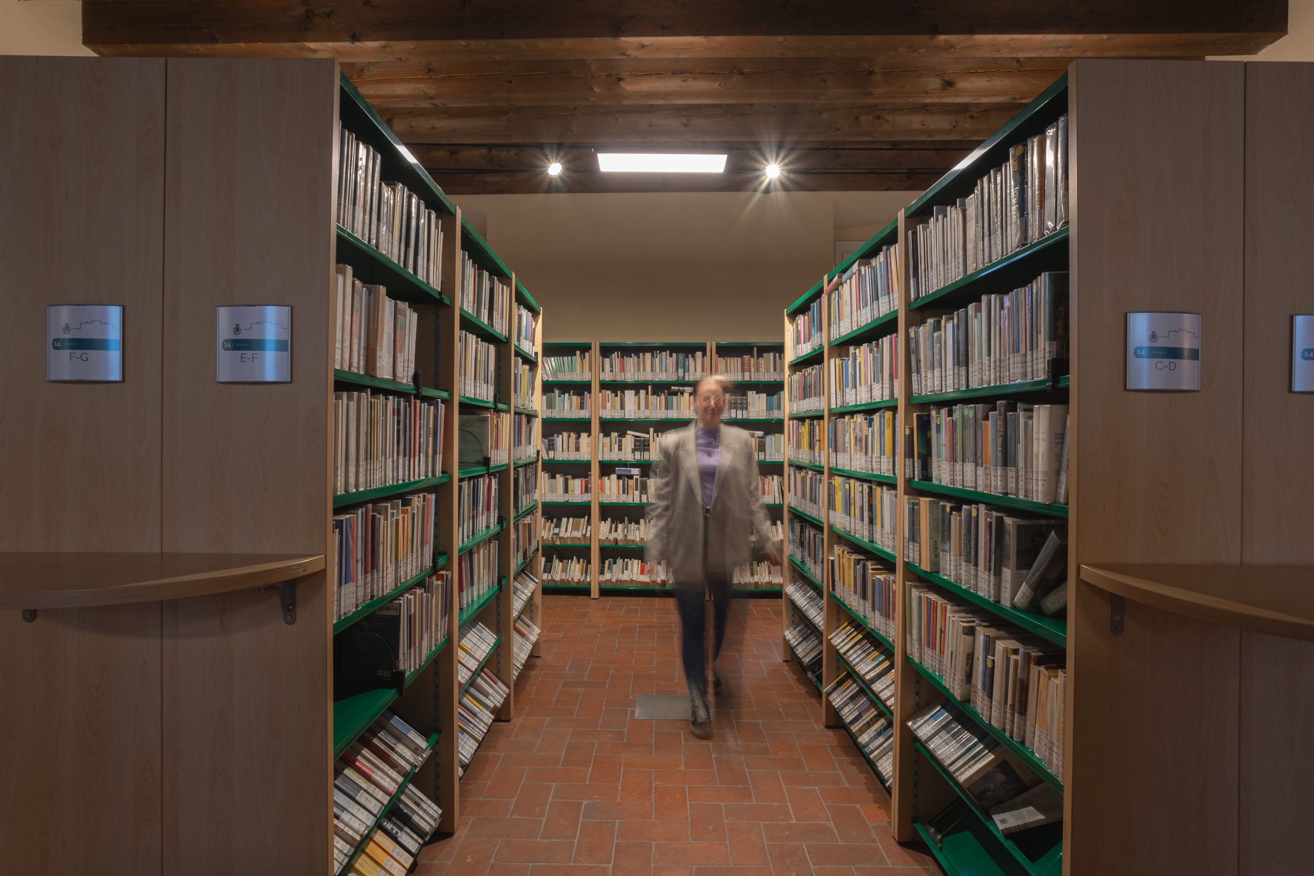 Illuminazione scaffali biblioteca