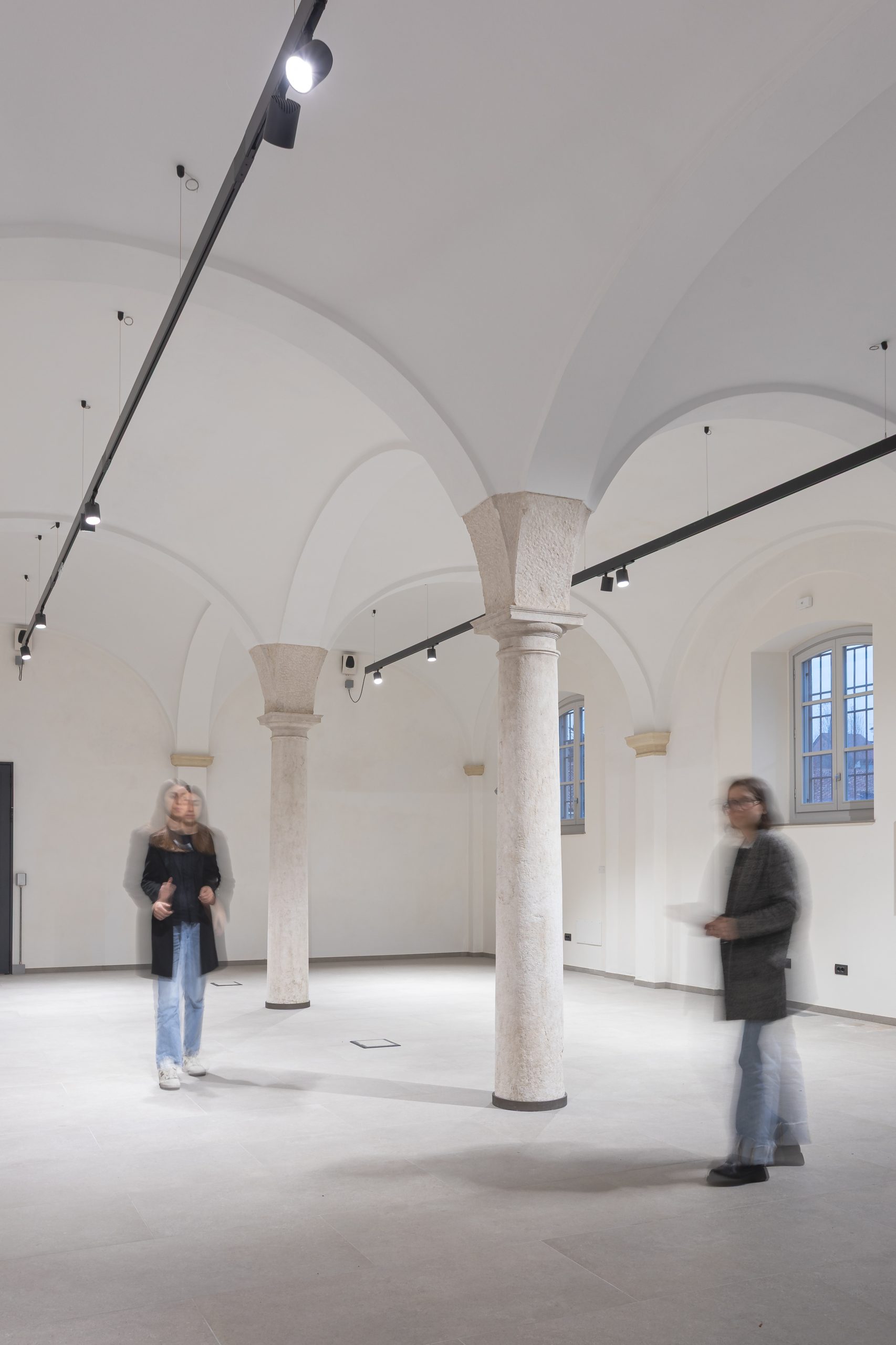 illuminazione soffitto a volte con binario e proiettori led