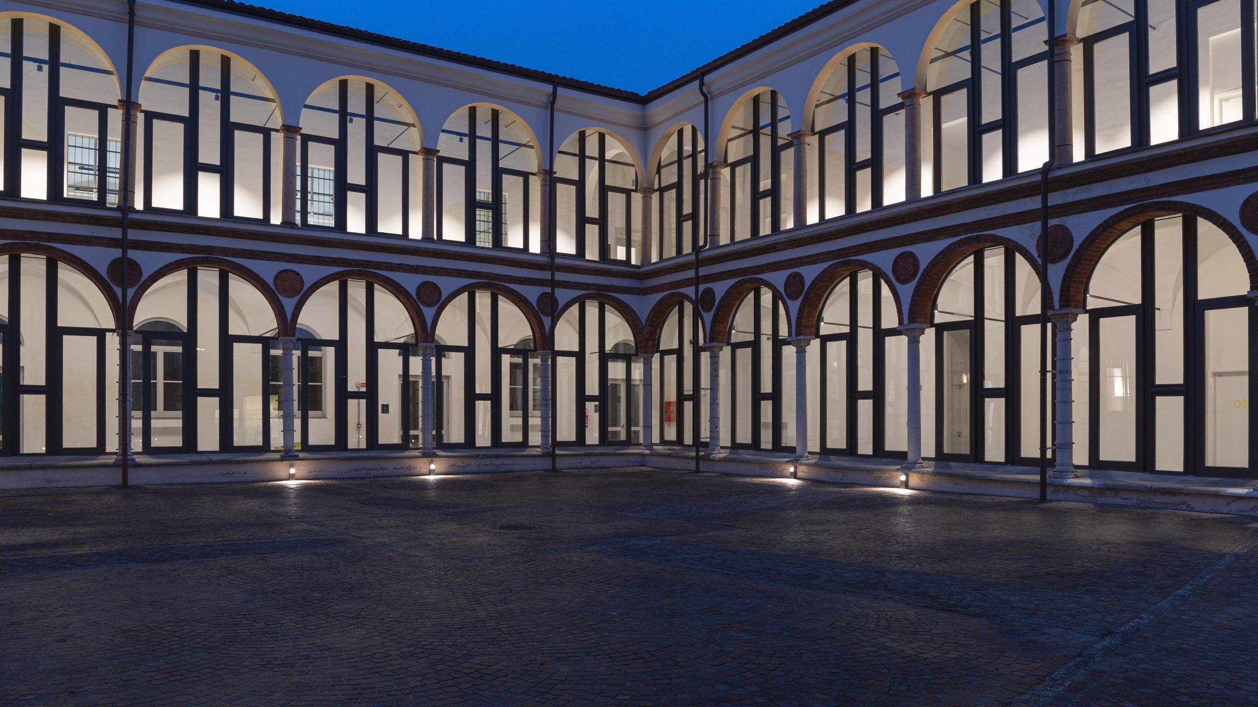 Illuminazione facciata edificio storico