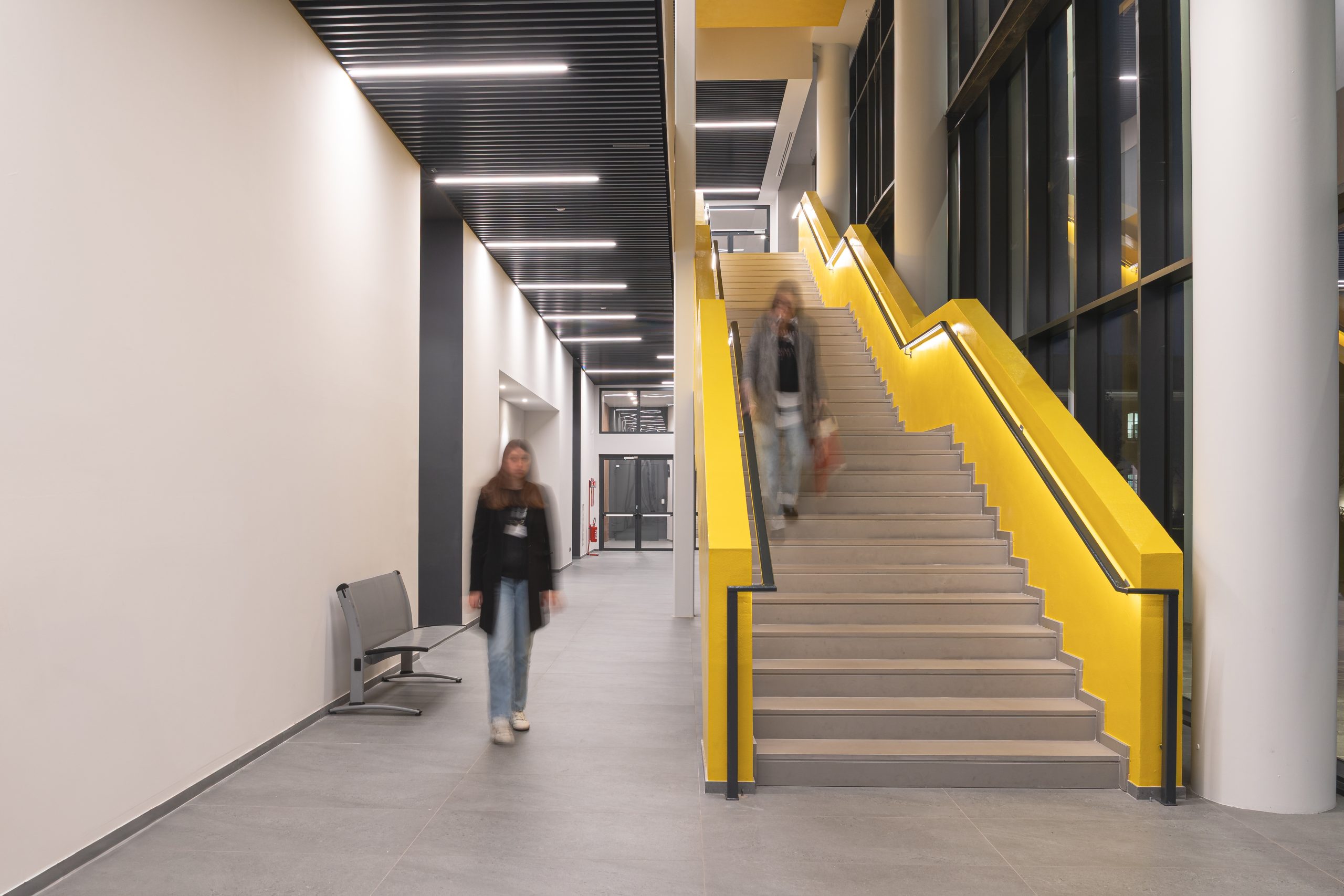 Illuminazione scala tramite inserimento profilo led nel corrimano
