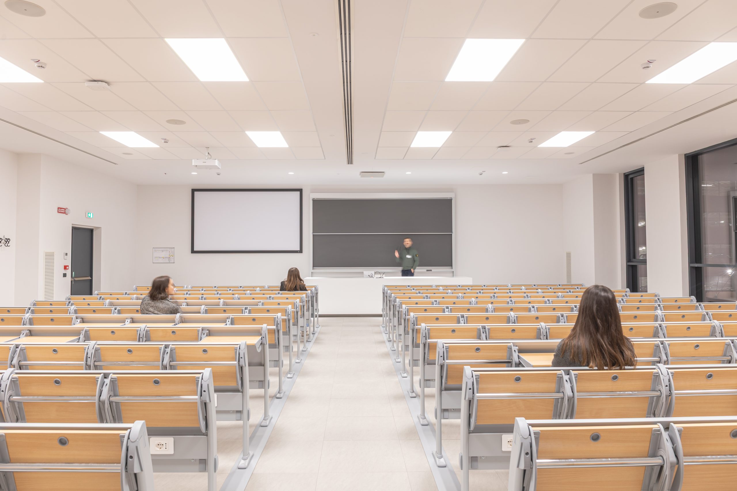 corpi illuminanti ad incasso posizionati in un'aula del Politecnico