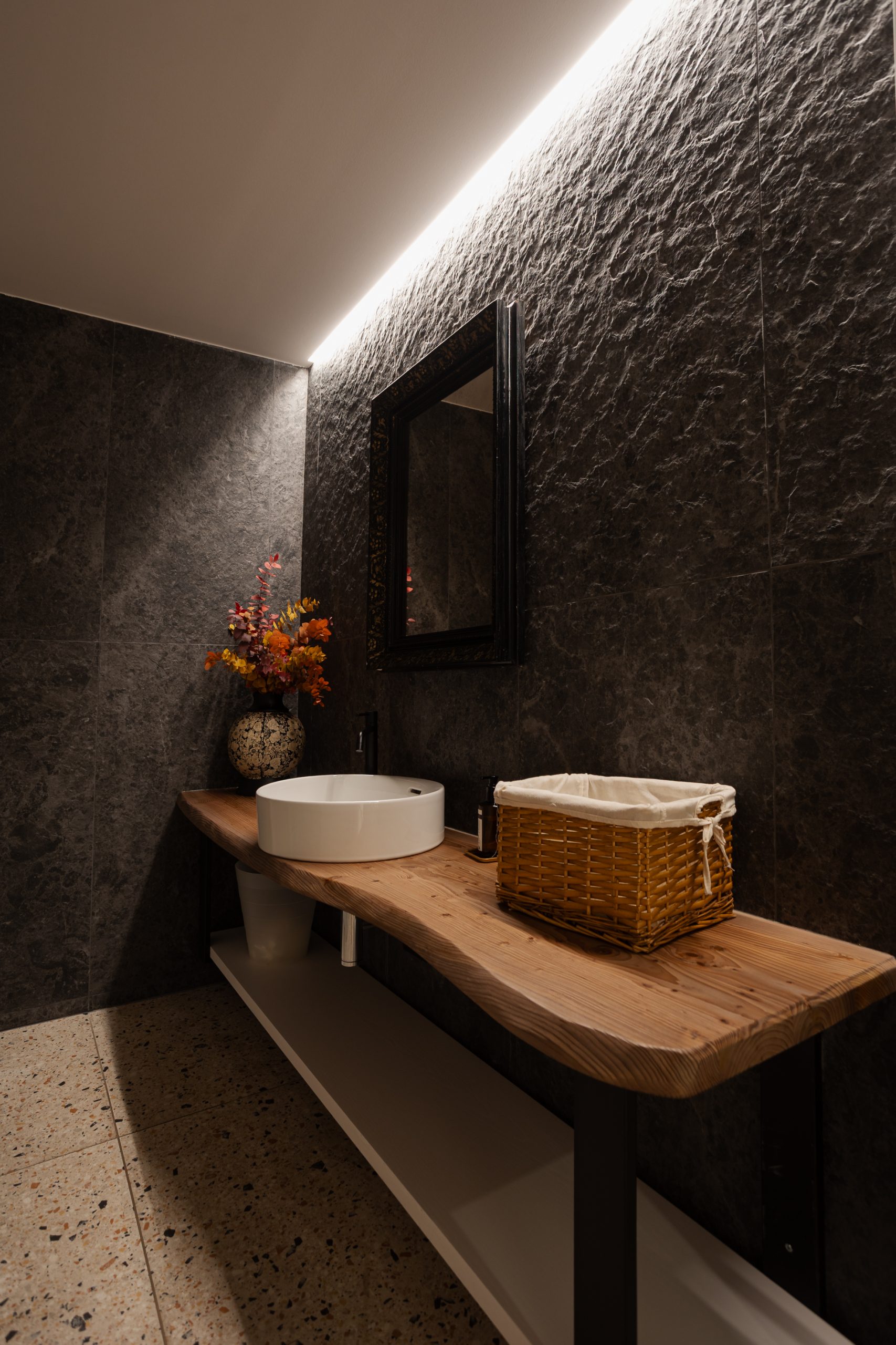 illuminazione soffitto a volte con binario e proiettori led