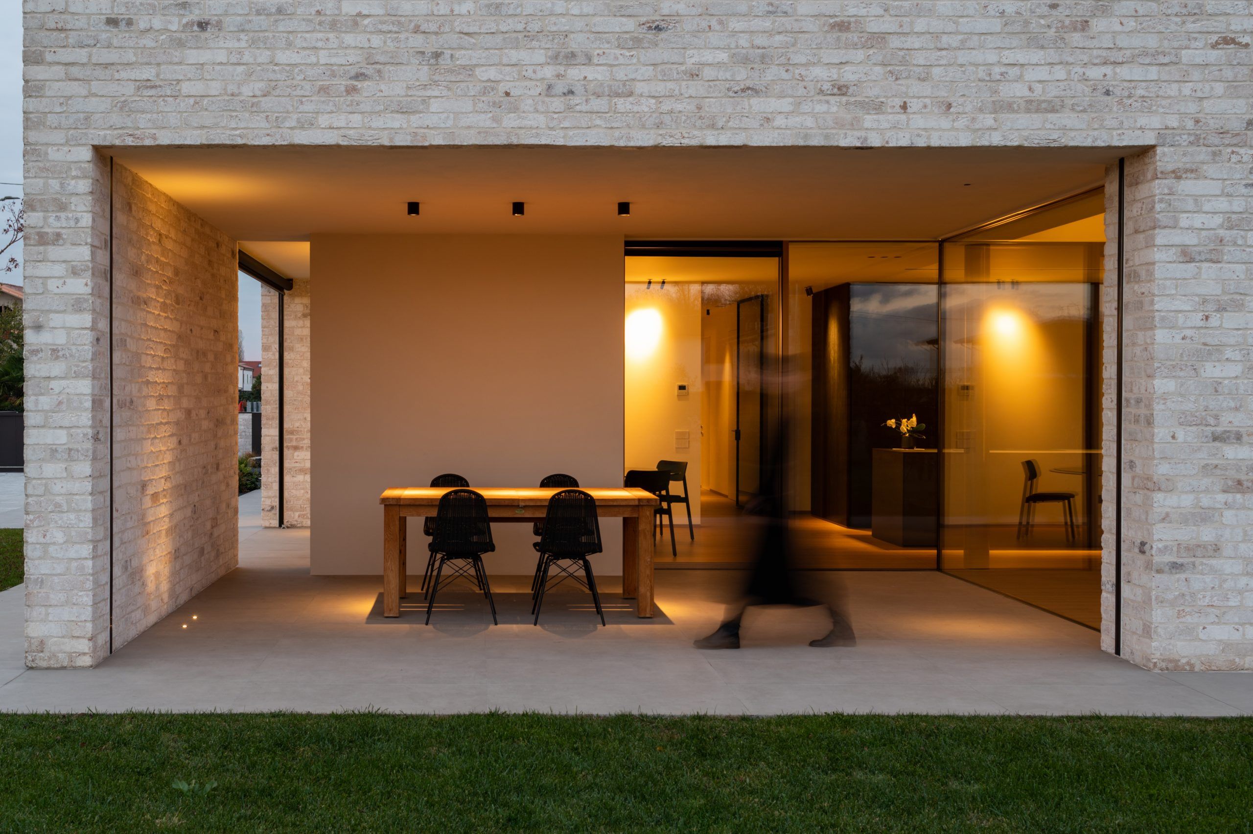 Portico di una villa illuminato