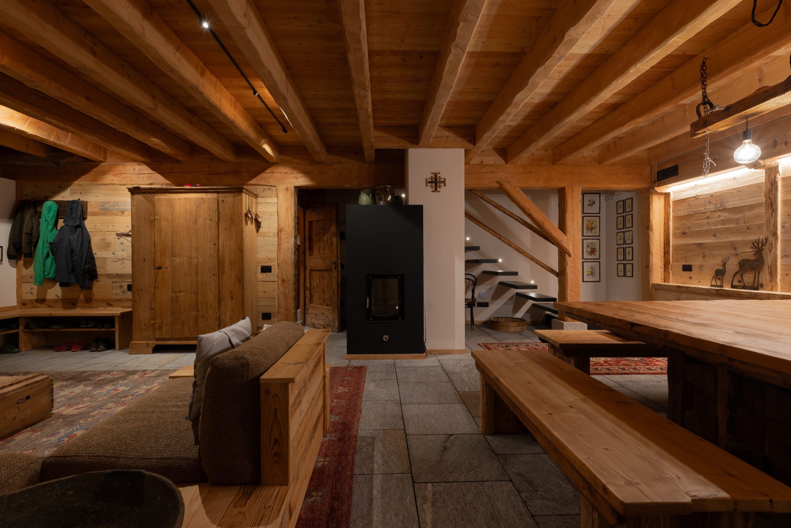 La zona living dello chalet illuminato