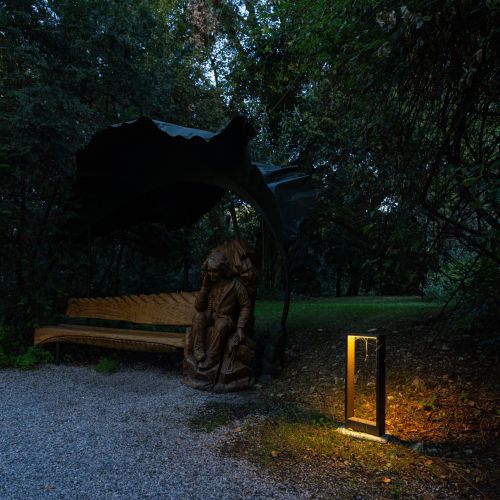 Lampada da terra da esterno accanto ad una statua