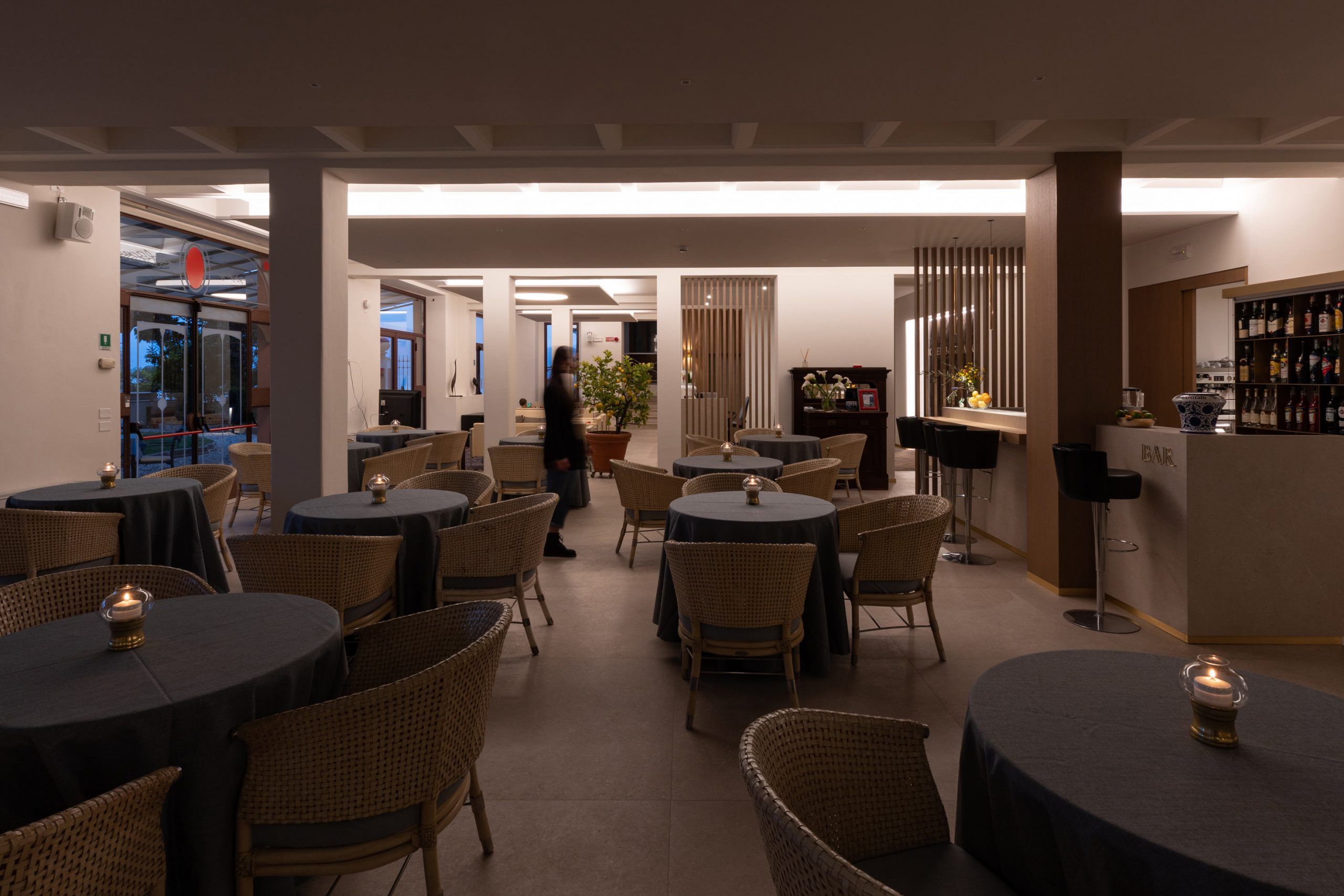 Illuminazione zona tavoli reception hotel Bogliaco