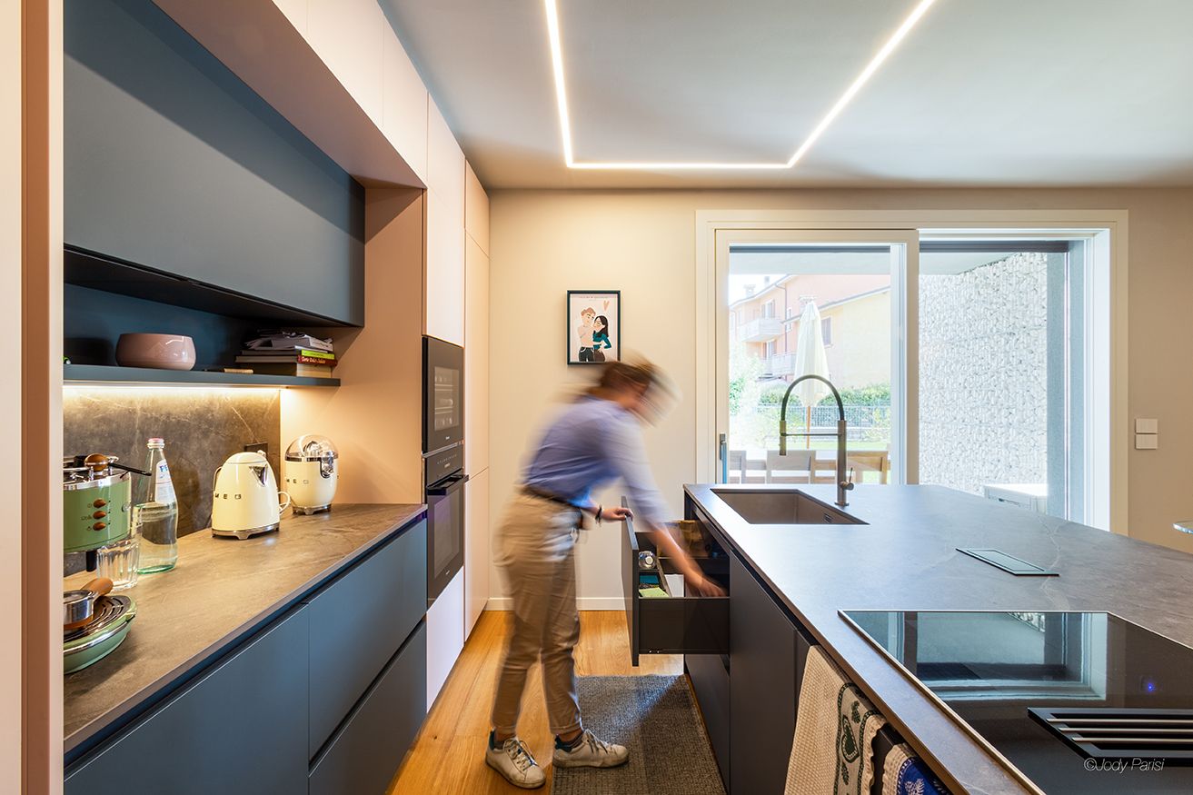 Cucina di un appartamento illuminata