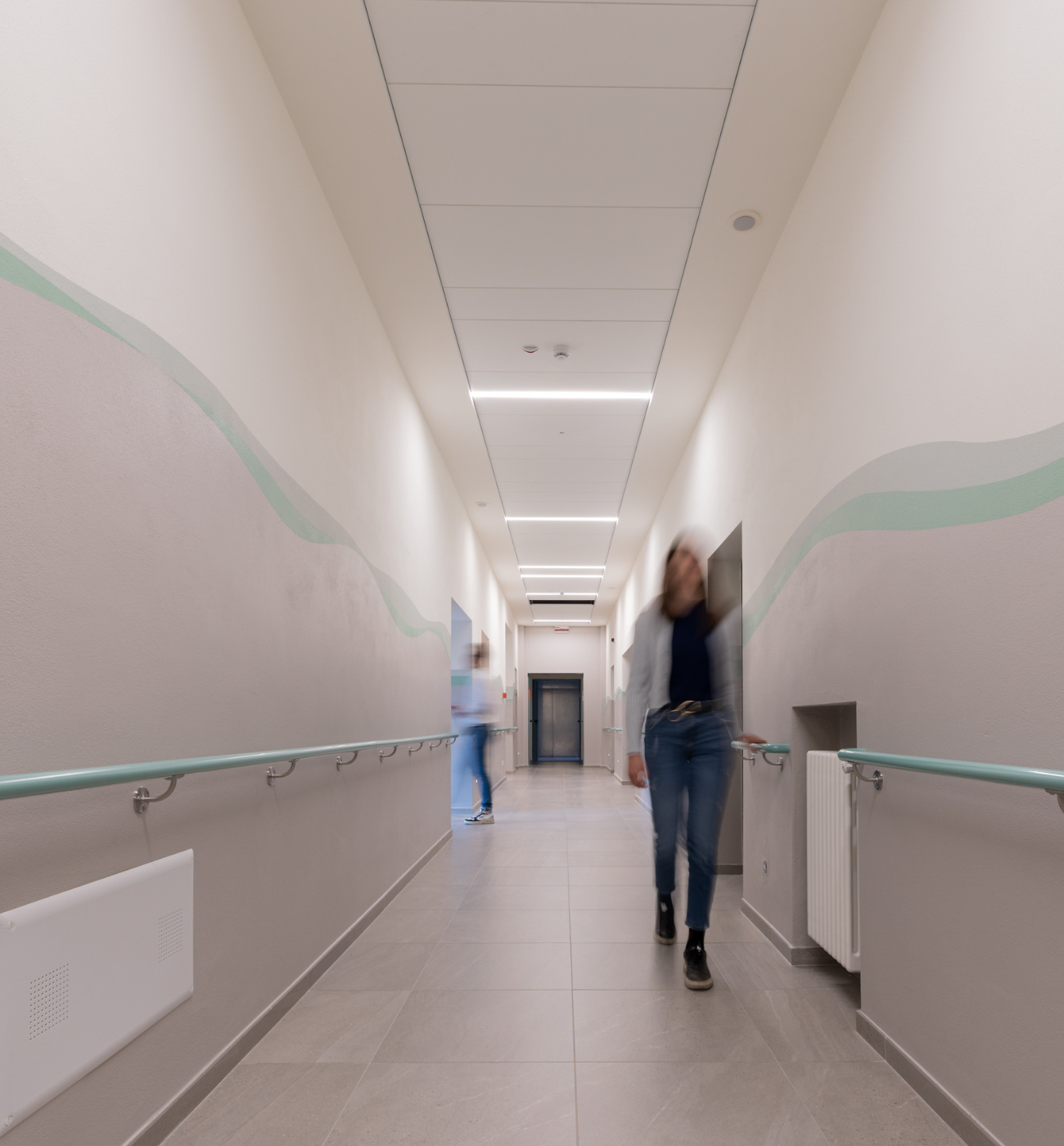 Corridoio illuminato da strisce led