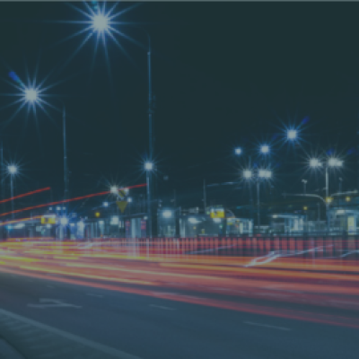 Fasci di luce dei fari delle macchine di notte