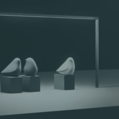 tre realizzazioni a forma di uccellini illuminate da un'asta