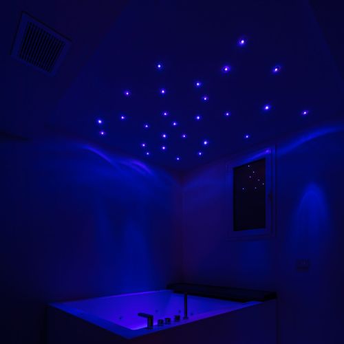 Vasca idromassaggio illuminata al buio
