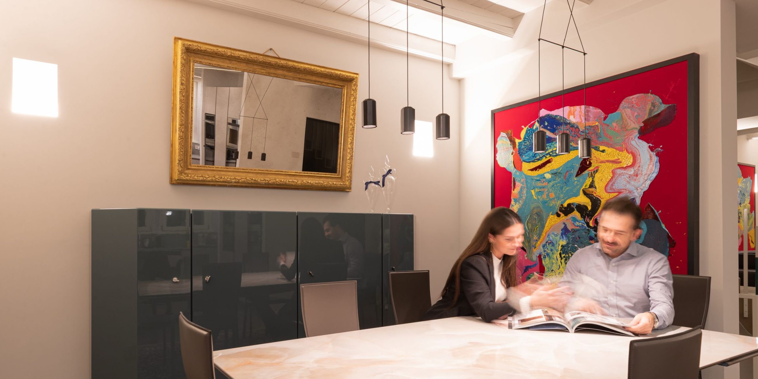 uomo e donna seduti ad un tavolo illuminato