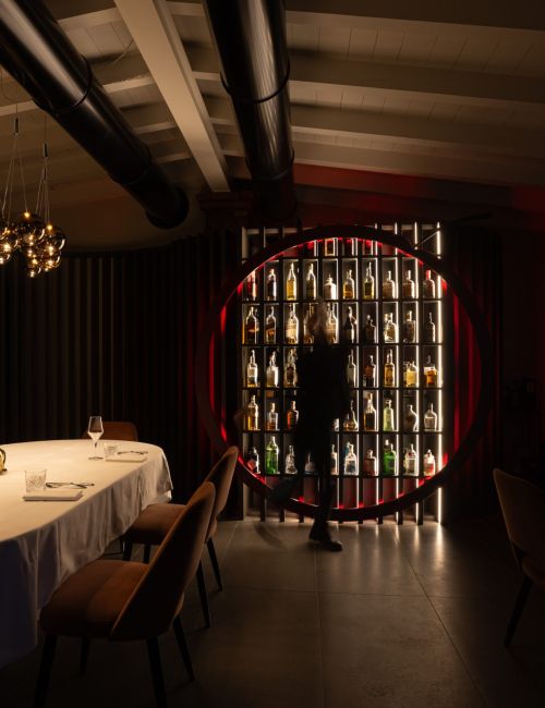 Sala di un elegante ristorante illuminata con soluzioni su misura.