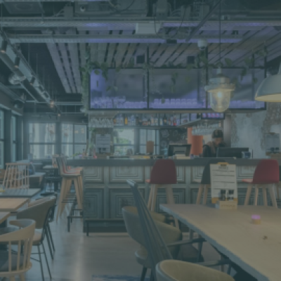 Ristorante con luci a sospensione sui tavoli