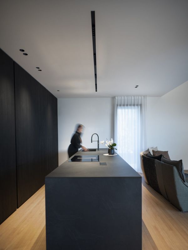 Cucina total black illuminata con Black Foster di Arkoslight