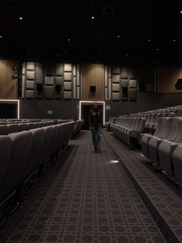 Luci accese in sala per l’ingresso degli spettatori a teatro
