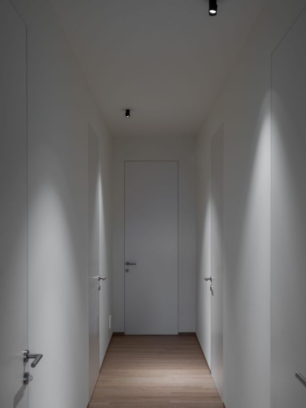 Corridoio illuminato con i proiettori Fit Recessed di Arkoslight