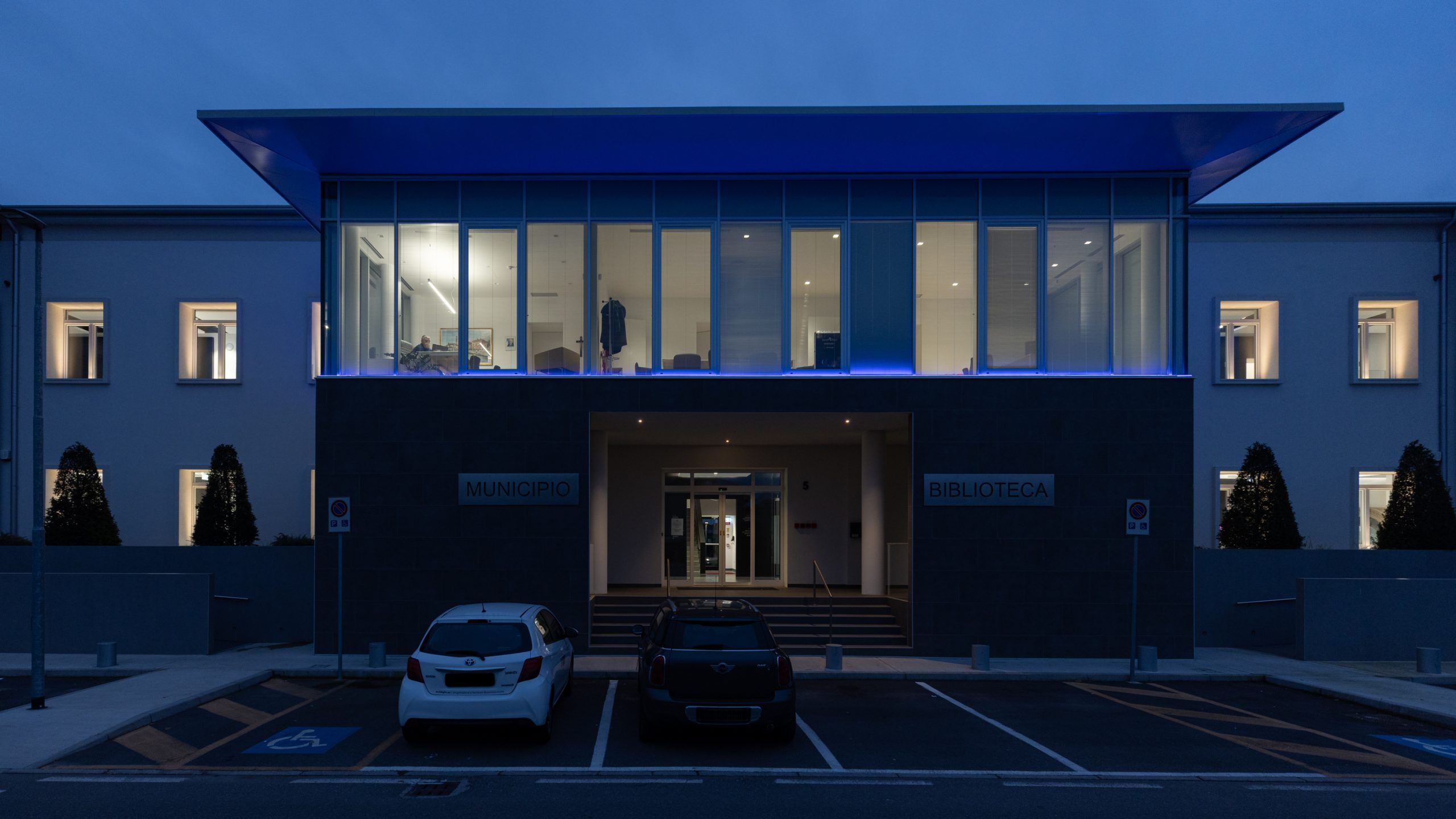 facciata illuminata del municipio di Isorella