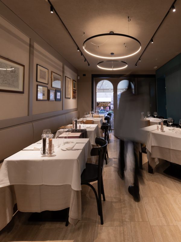 Illuminazione sala ristorante con binari e proiettori per luce direzionabile