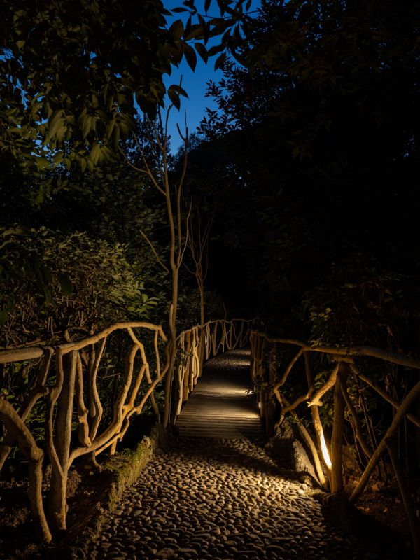 Stradina sterrata illuminata