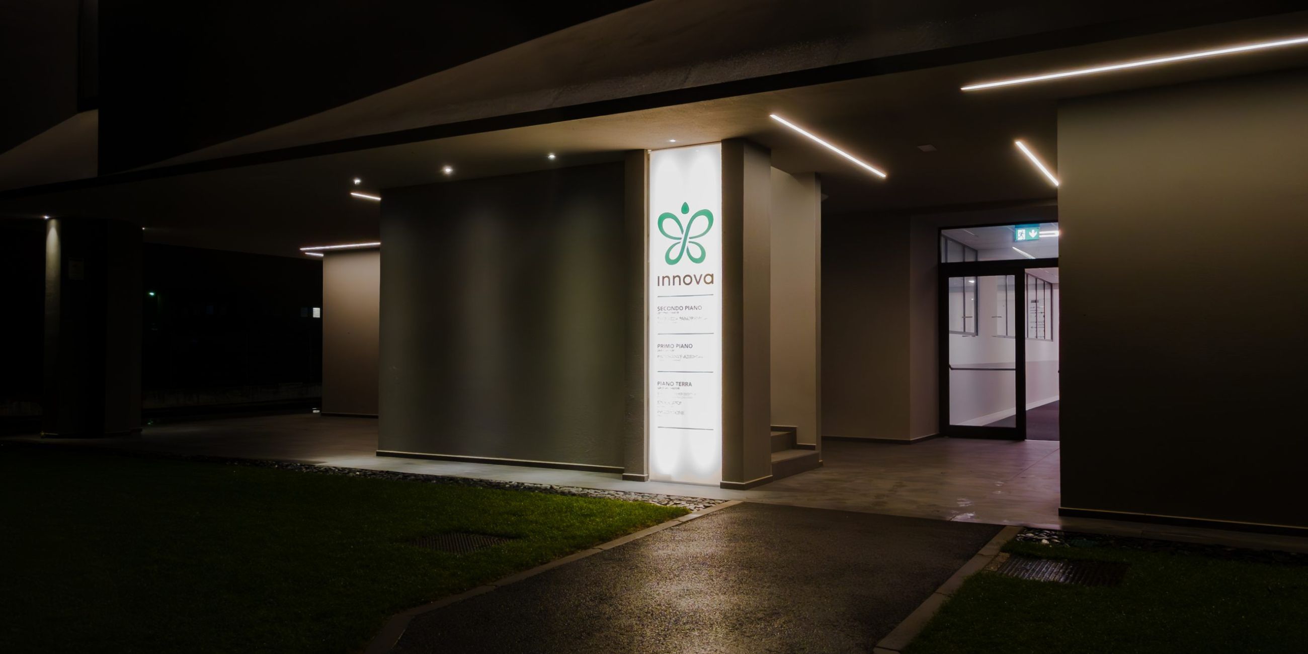 Immagine scattata frontalmente dell'entrata dello stabilimento industriale di Innova 