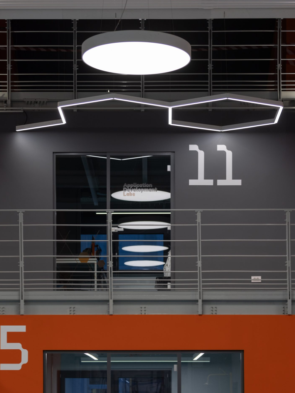 Lampada a sospensione di colore rosso in stile origami