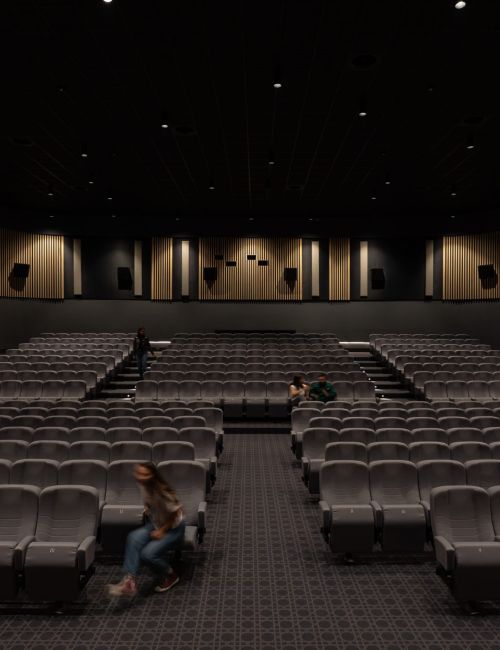 Sala del teatro con sistema di illuminazione su misura