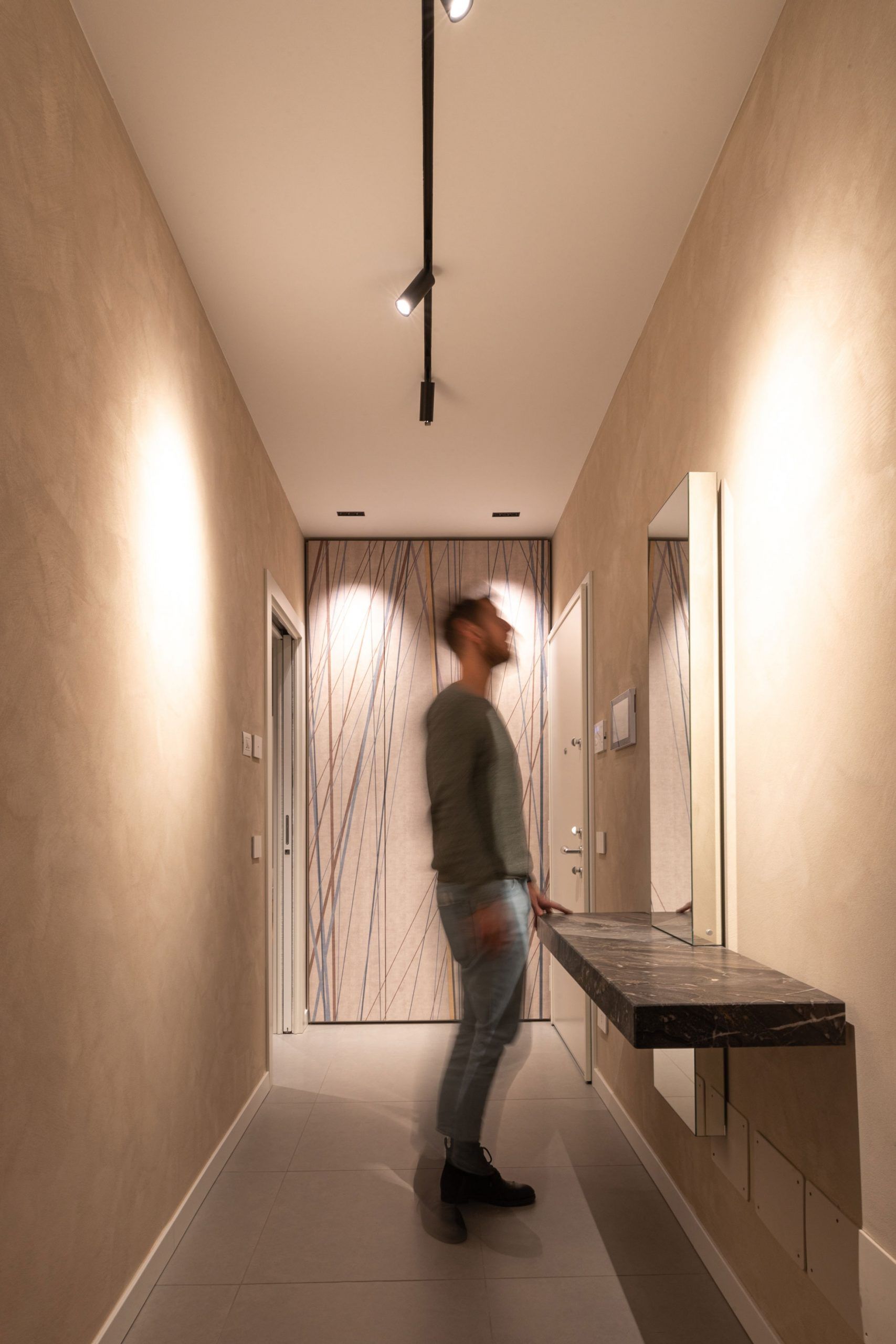 Binario con faretti per l'illuminazione del corridoio di ingresso