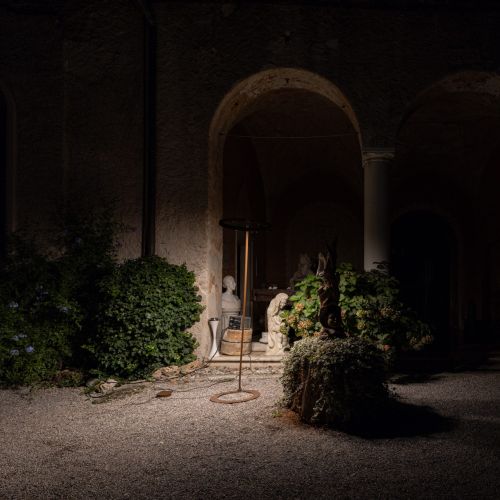 Lampada da terra accanto a della statue