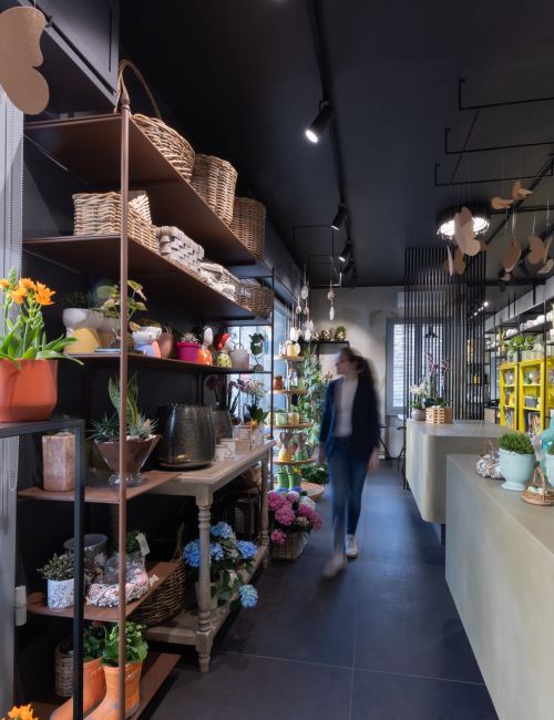 Negozio di fiori illuminato da illuminazione a soffitto