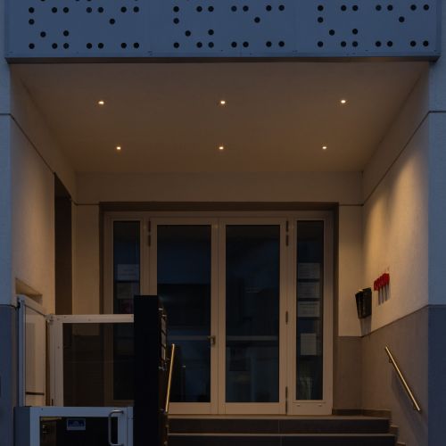 Porta d'entrata con faretti led ad incasso al soffitto